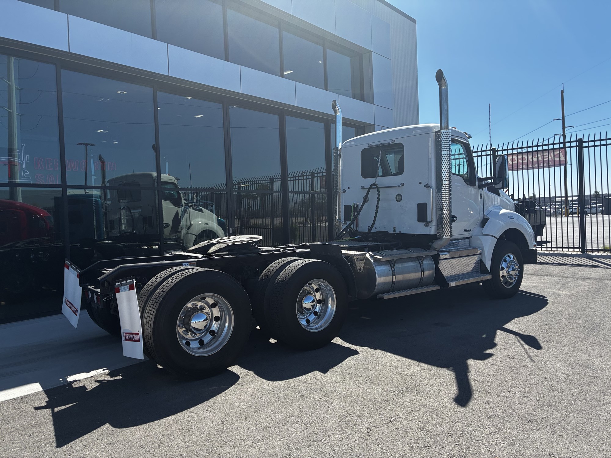 2022 Kenworth T880 2022 Kenworth T880 - image 3 of 6