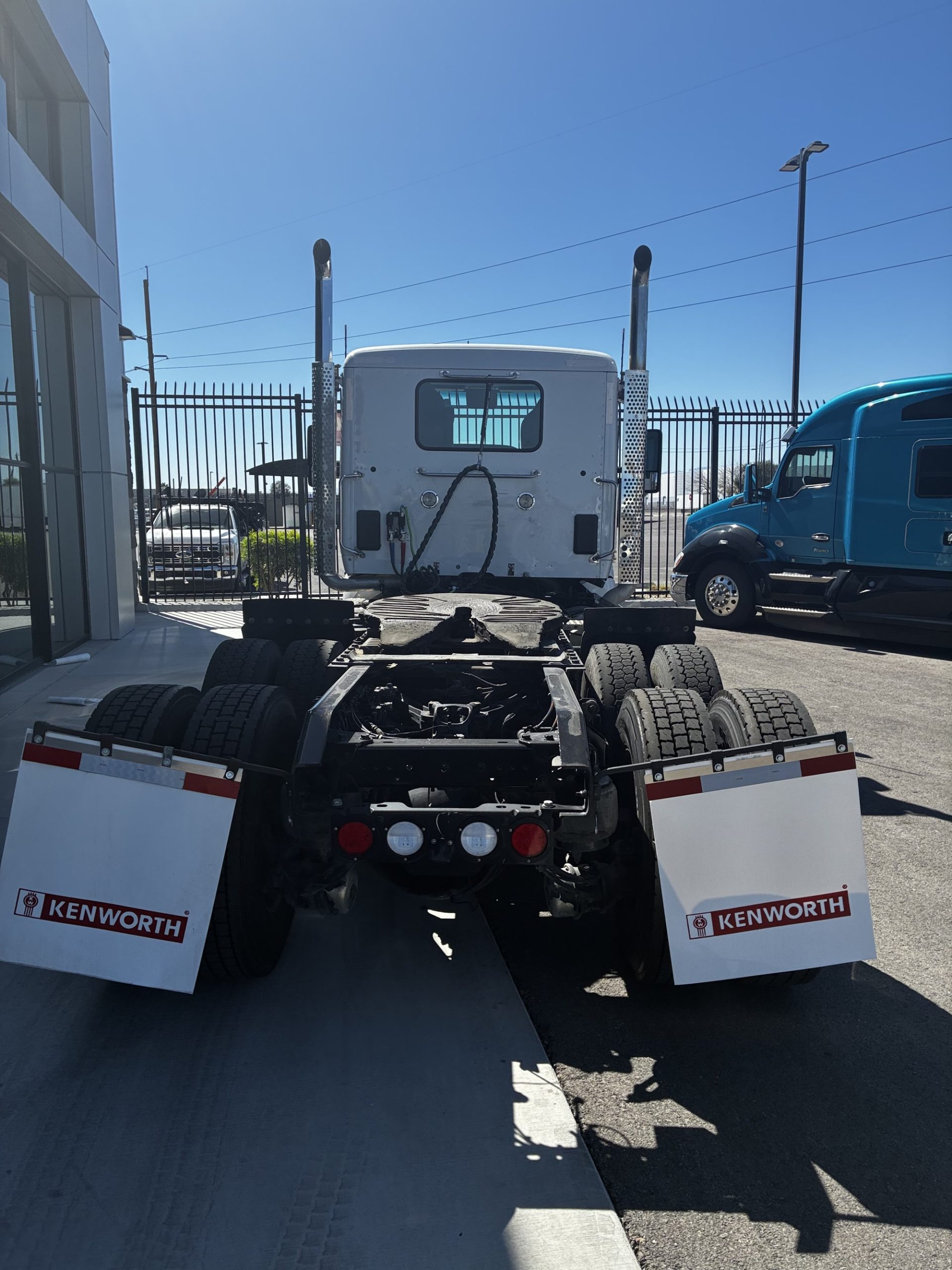 2022 Kenworth T880 2022 Kenworth T880 - image 4 of 6