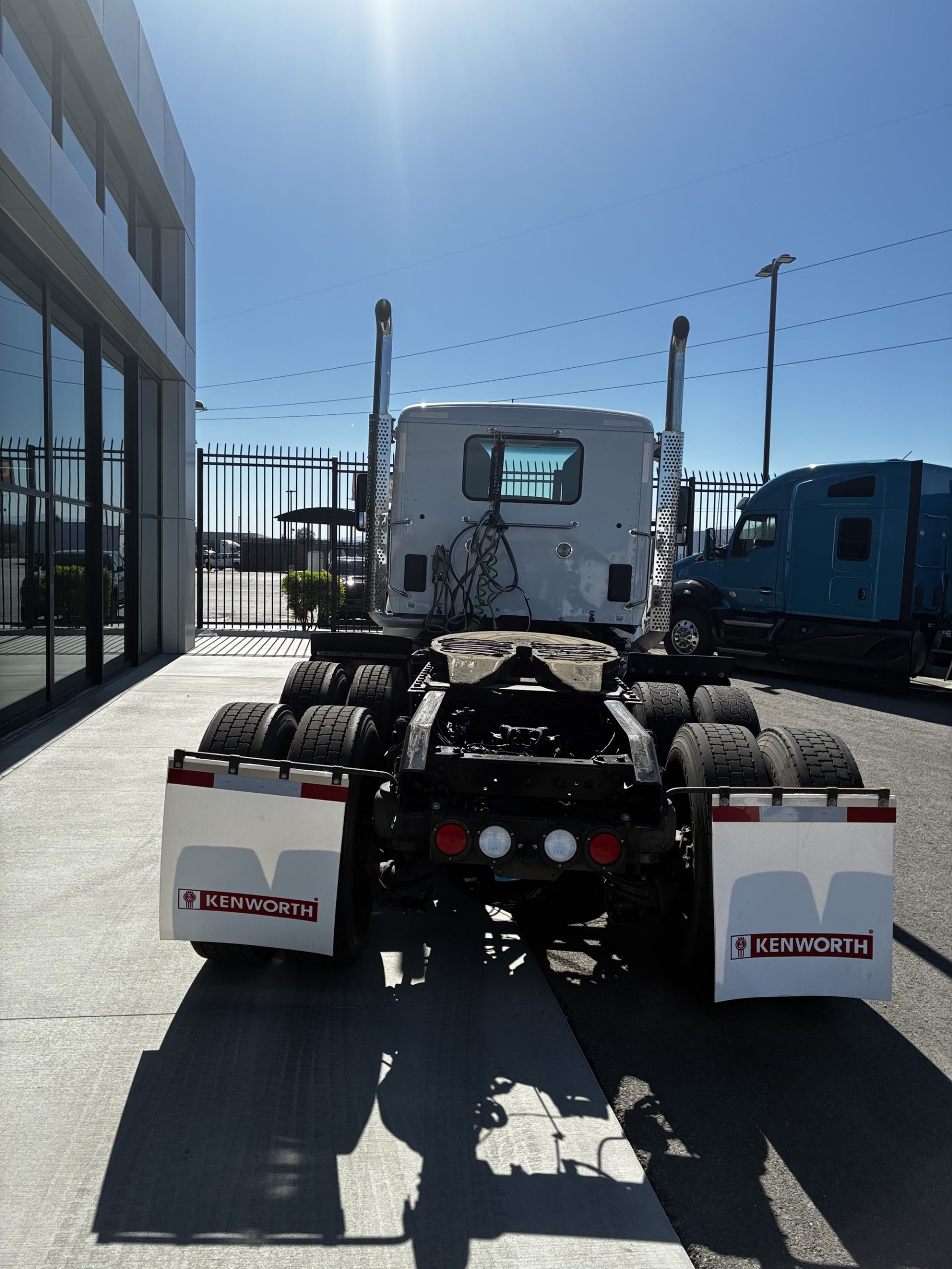 2022 Kenworth T880 2022 Kenworth T880 - image 4 of 6