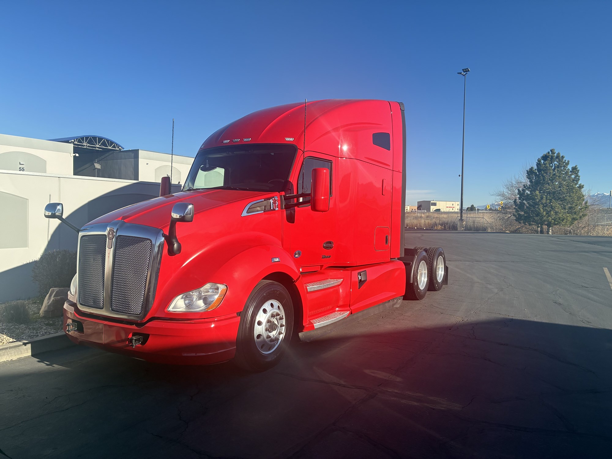 2022 Kenworth T680 - image 2 of 6