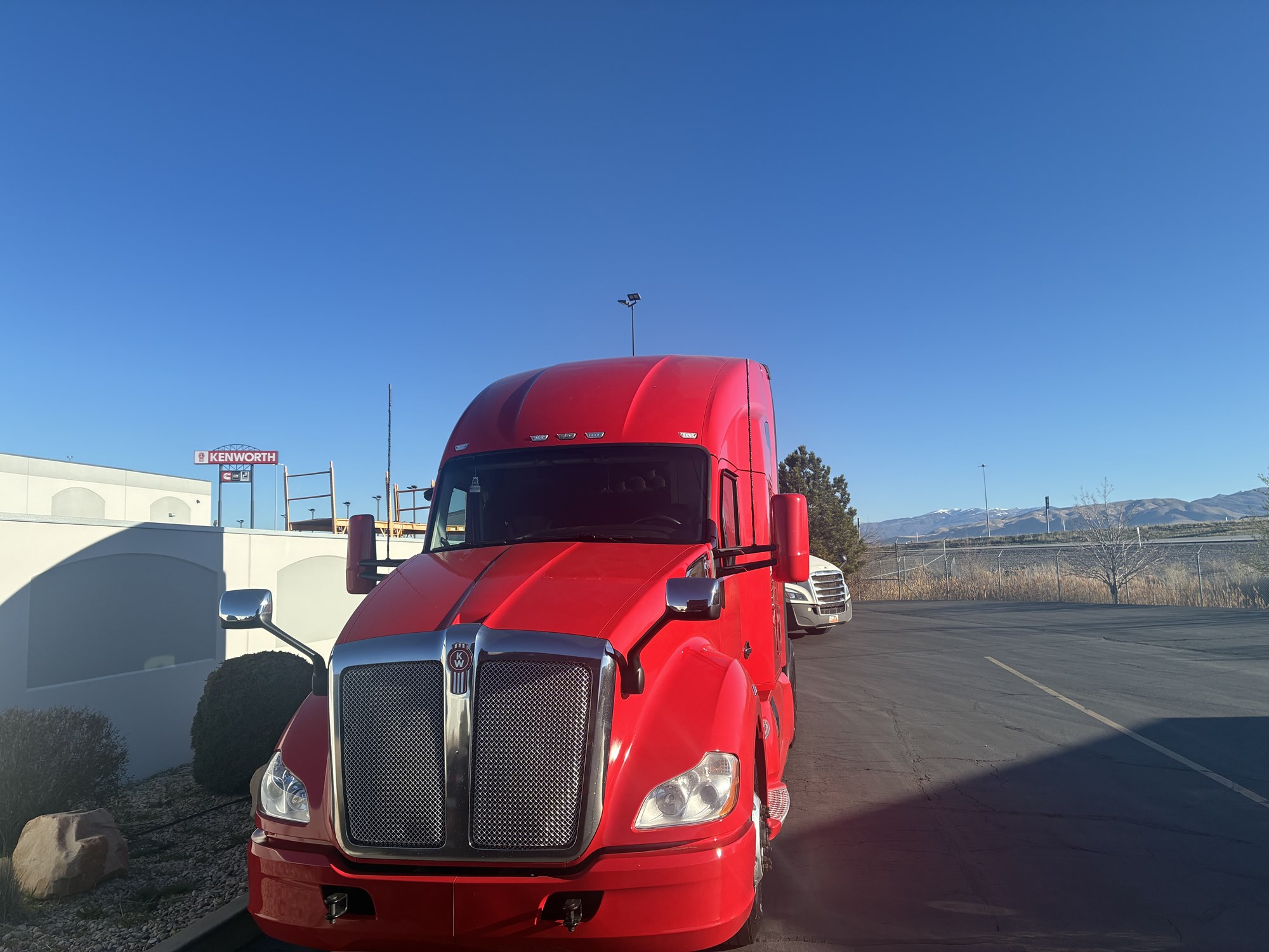 2022 Kenworth T680 - image 3 of 6