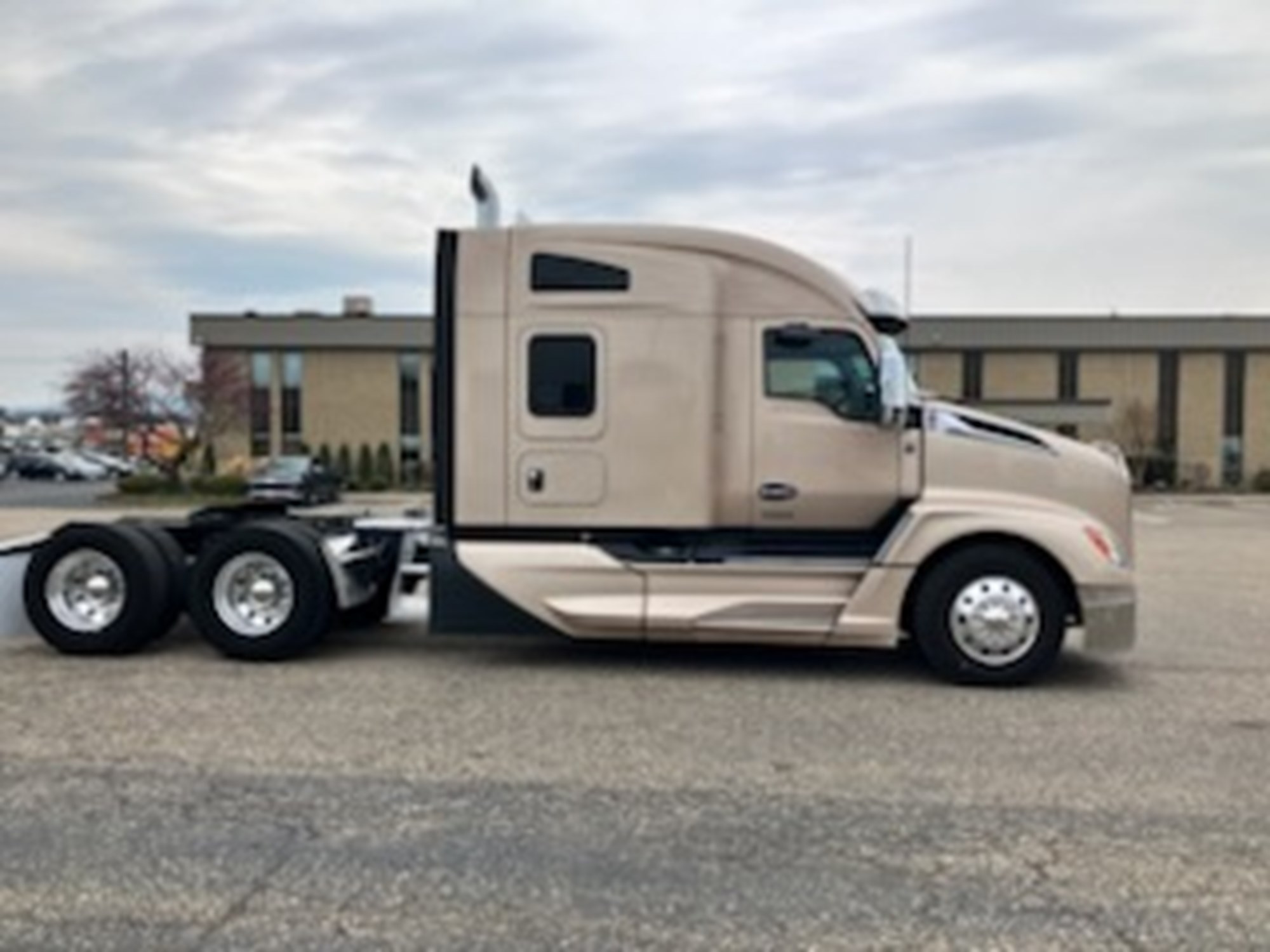 2023 Kenworth T680 Next Gen - image 4 of 6