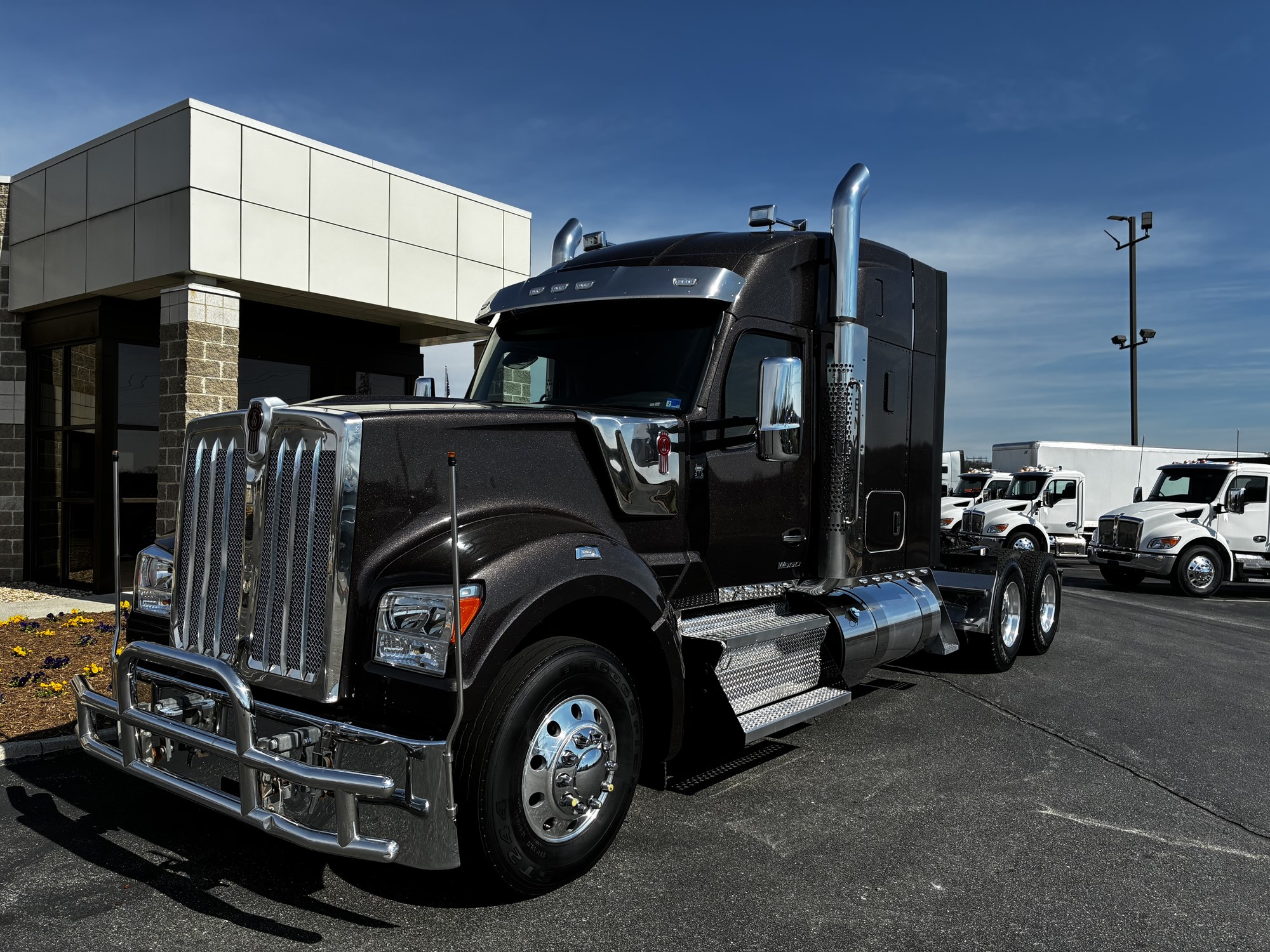 2023 Kenworth W990 2023 Kenworth W990 - image 1 of 6