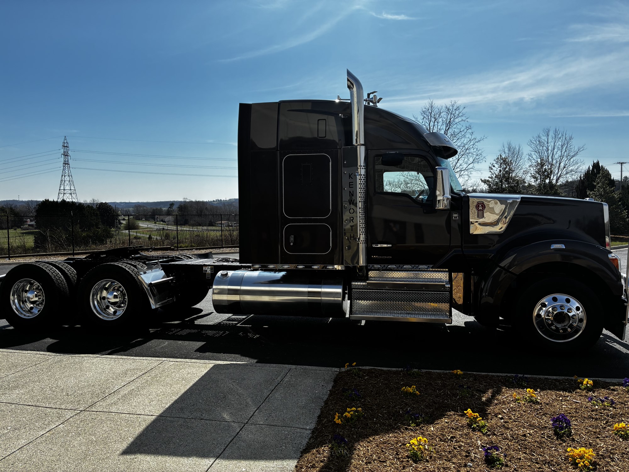 2023 Kenworth W990 2023 Kenworth W990 - image 4 of 6