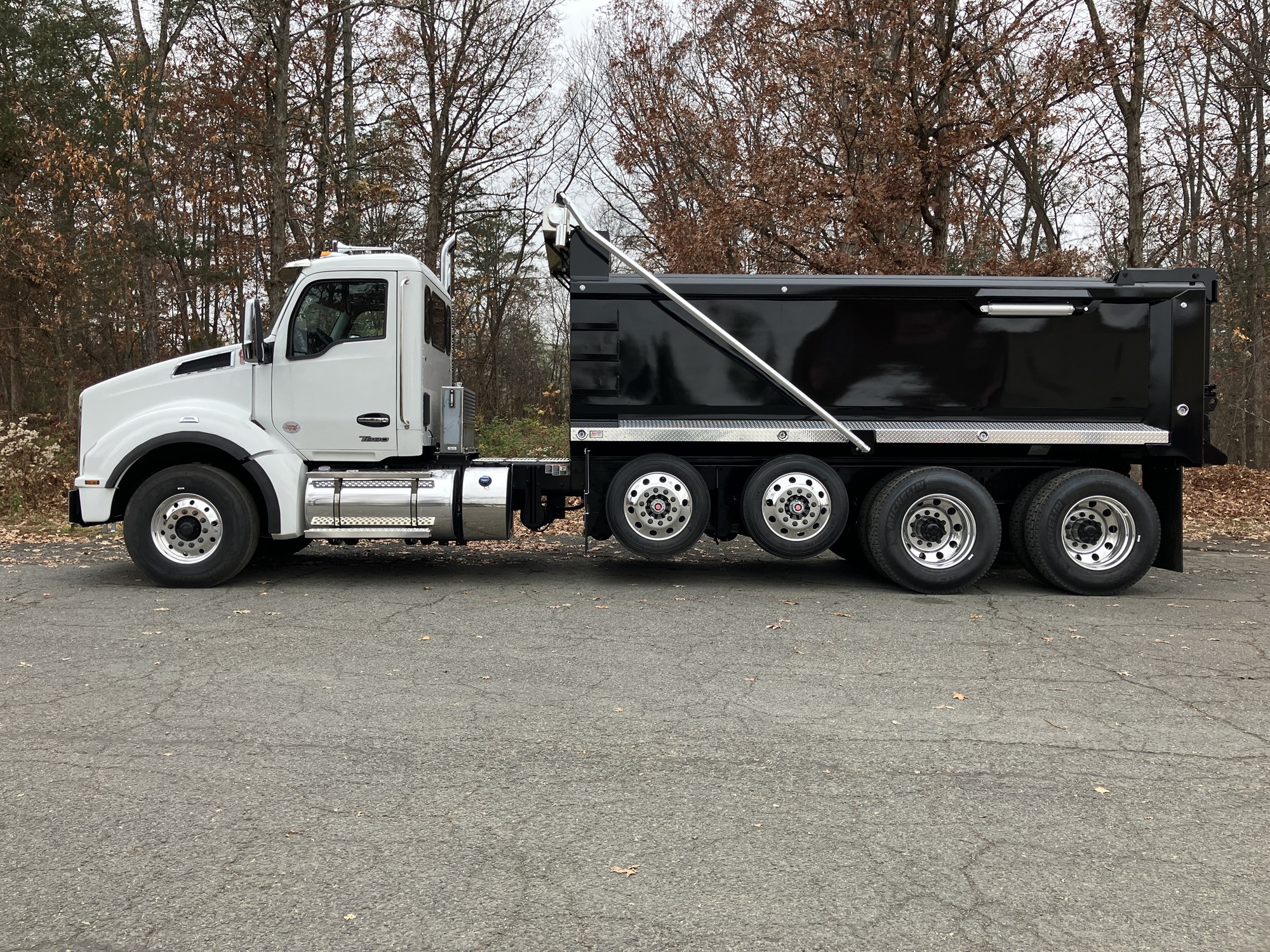 2025 Kenworth T880 - image 1 of 6