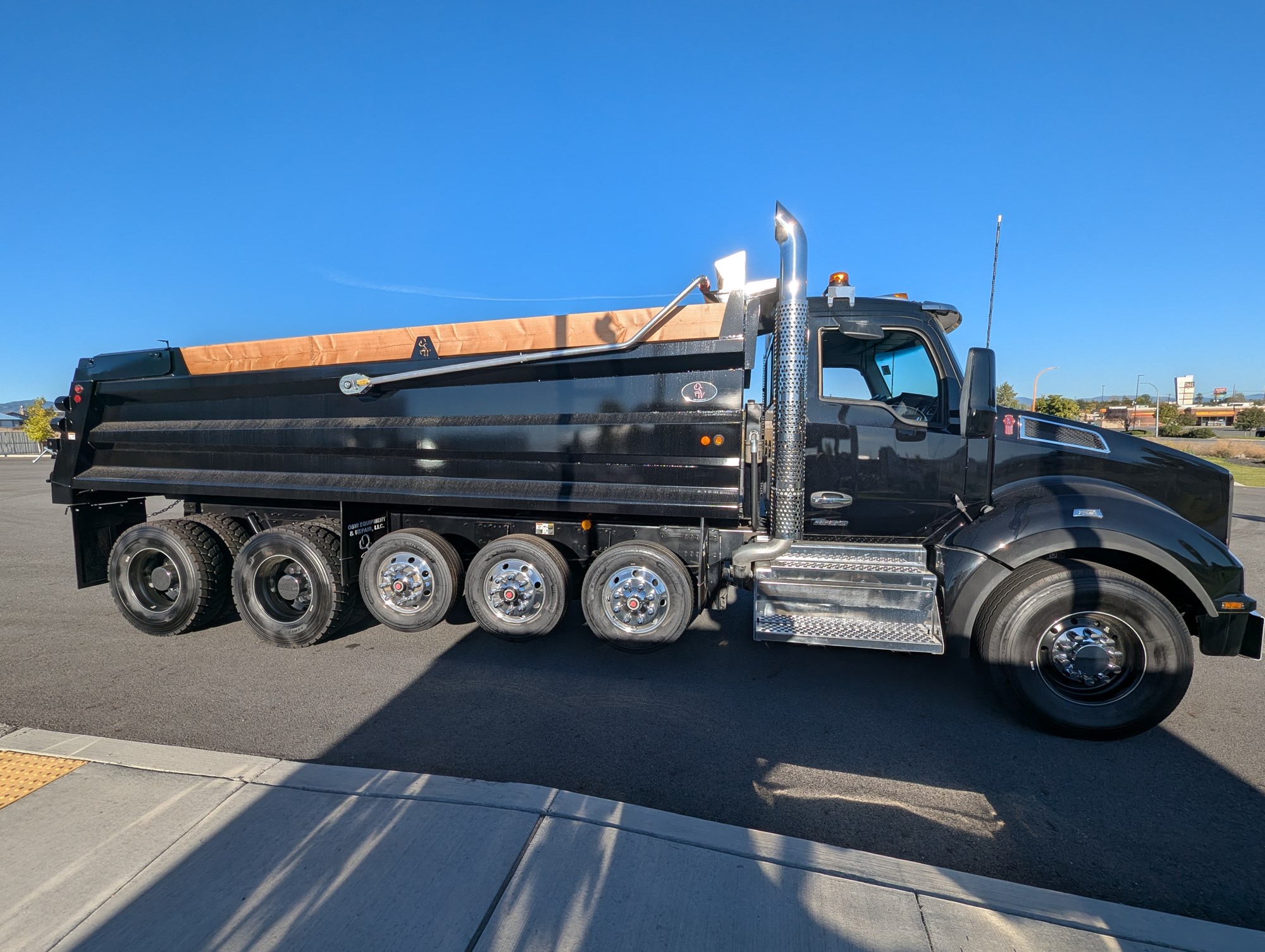 2025 Kenworth T880 - image 2 of 5