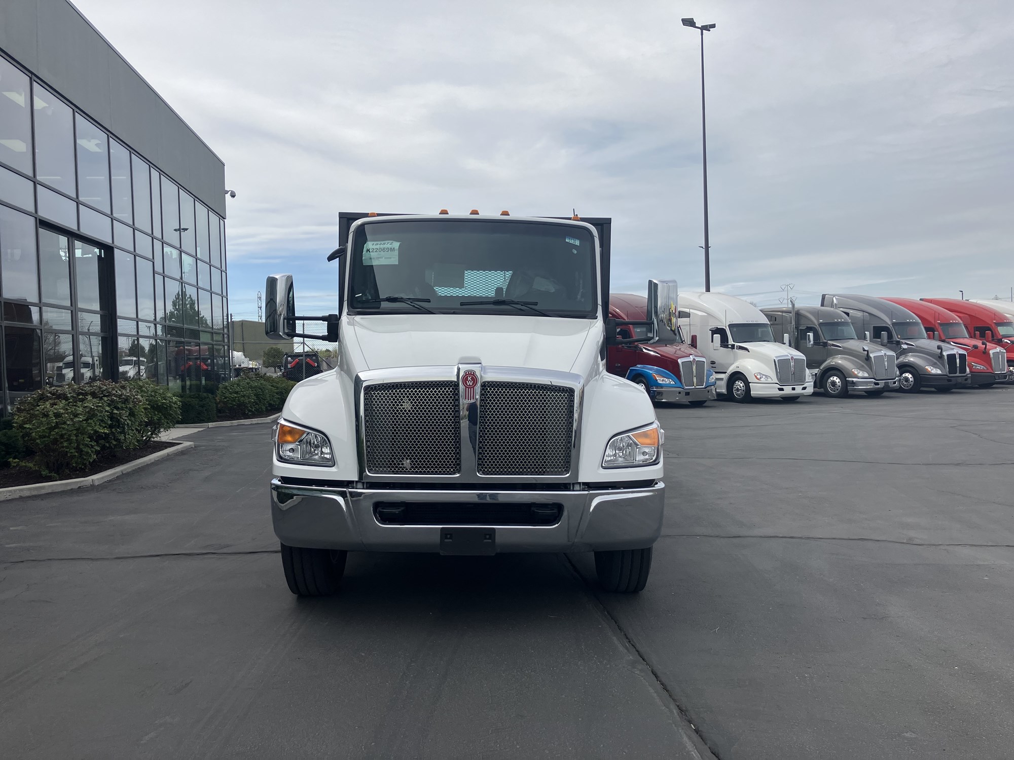 2025 Kenworth T280 - image 2 of 6