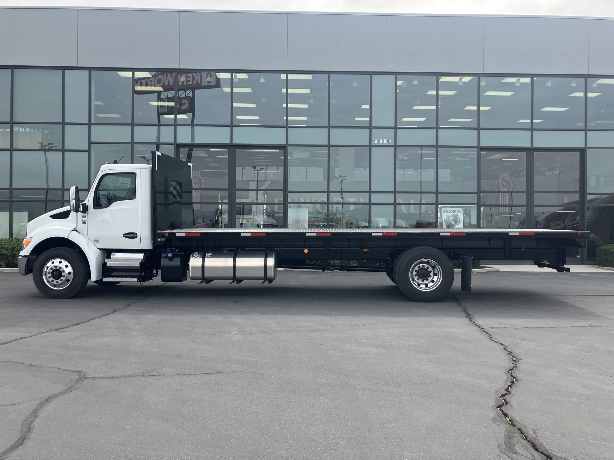 2025 Kenworth T280 - image 5 of 6