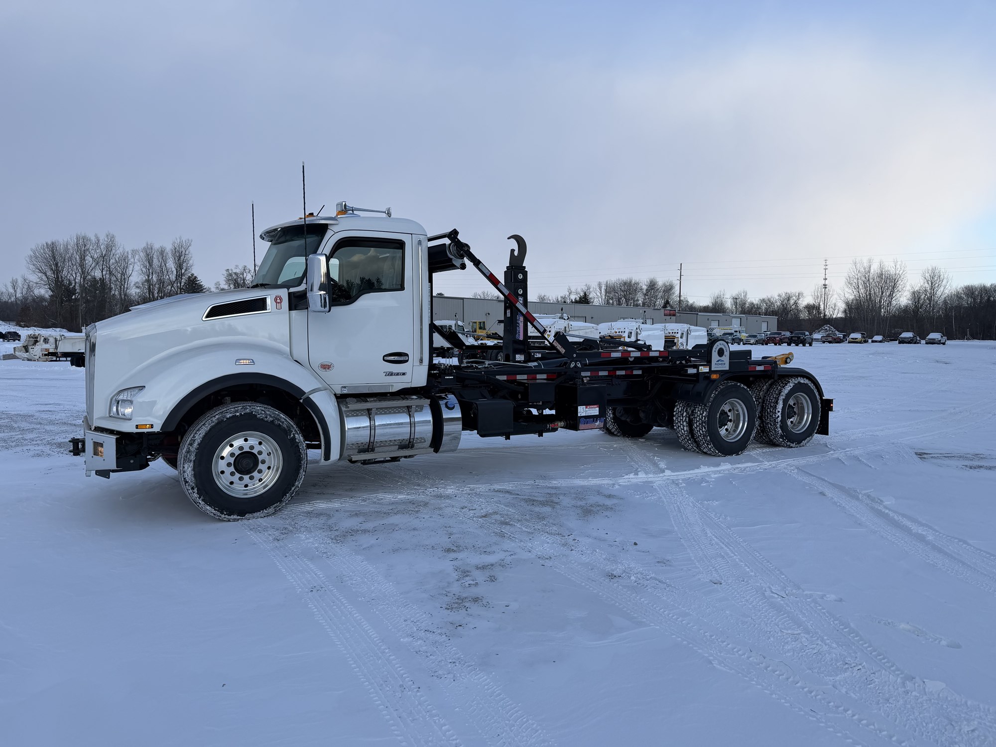 2026 Kenworth T880 - image 2 of 6