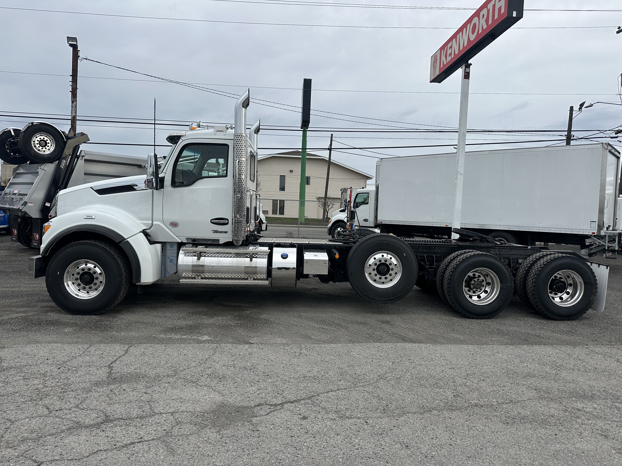 2026 Kenworth T880 - image 2 of 6