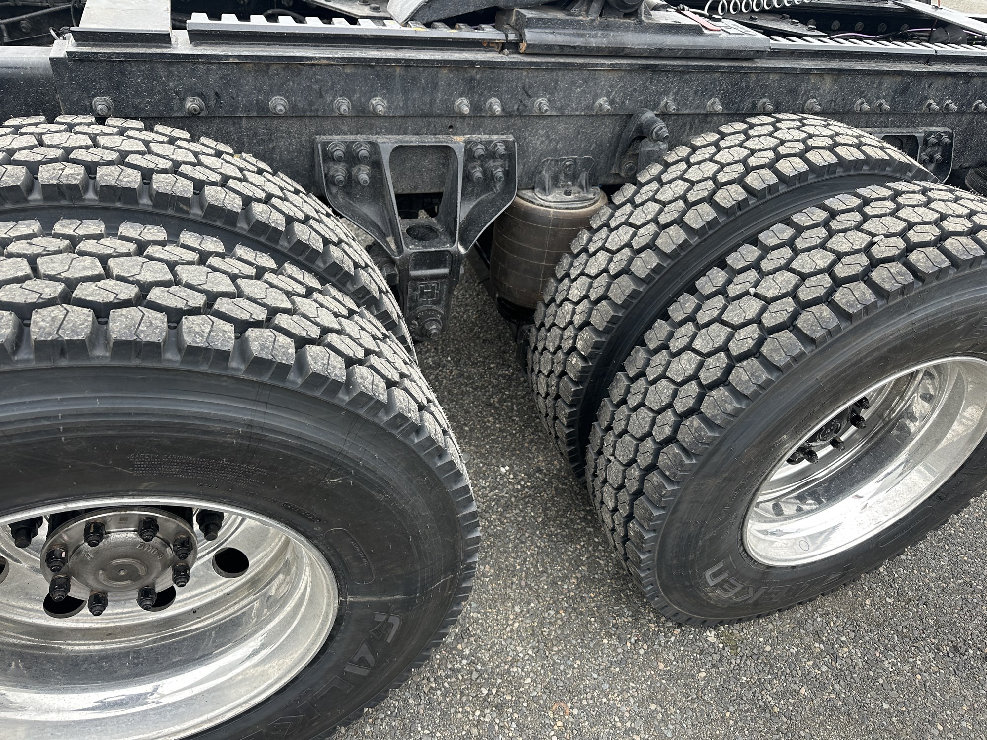 2026 Kenworth T880 - image 4 of 6