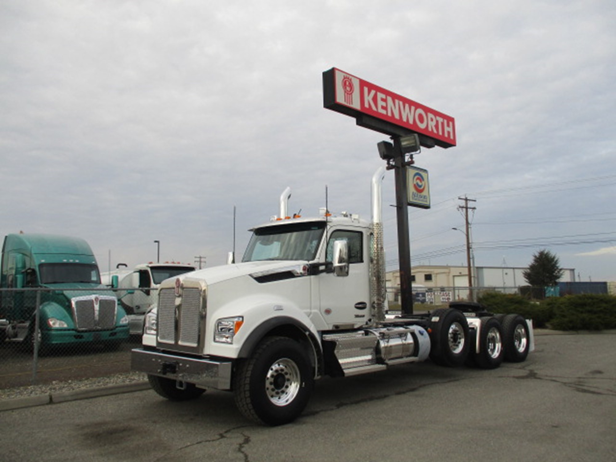 2027 Kenworth T880 - image 1 of 6