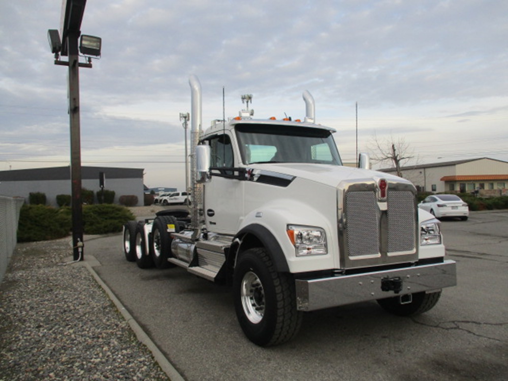 2027 Kenworth T880 - image 2 of 6