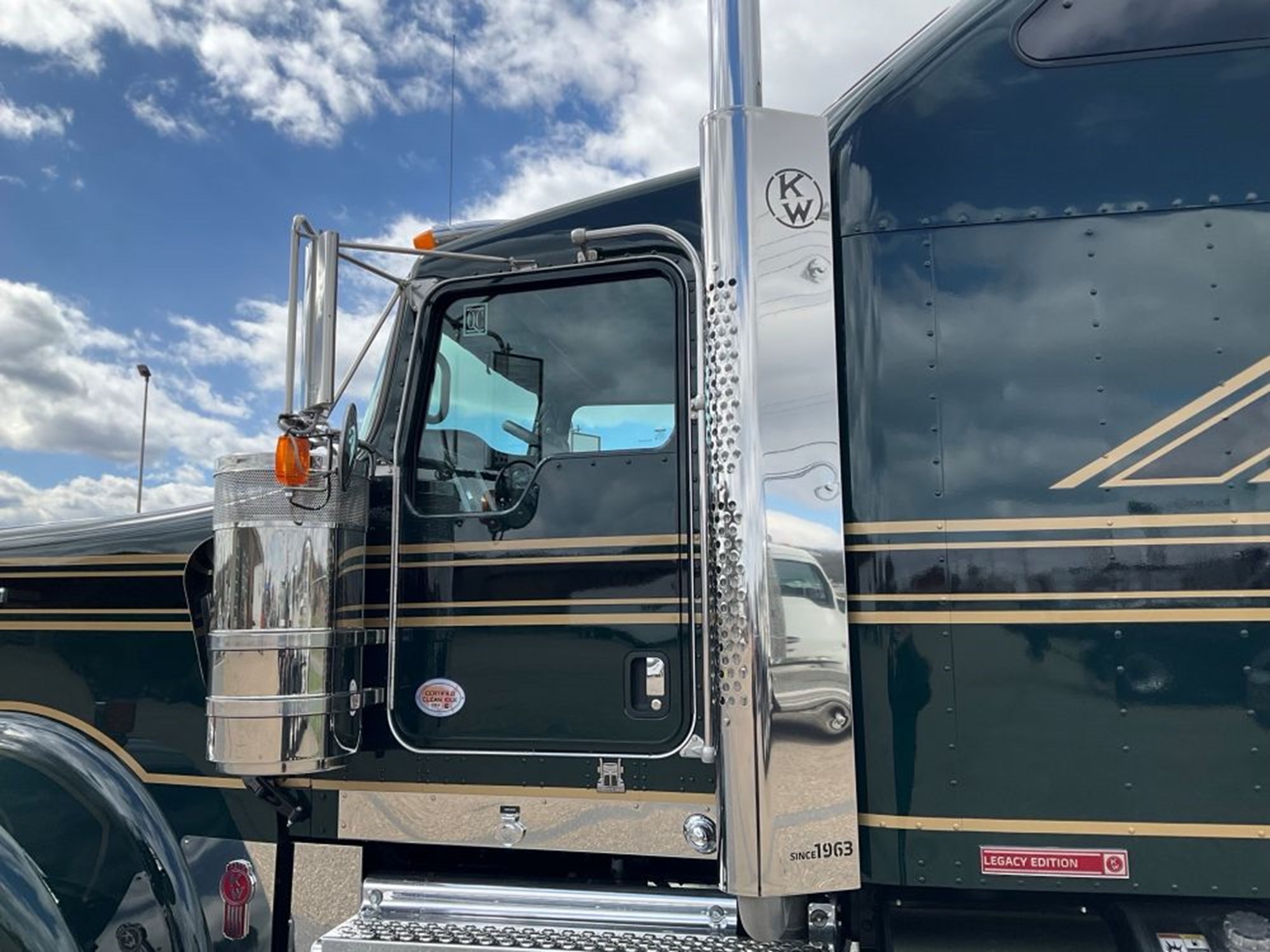 2027 Kenworth W900B - image 3 of 6