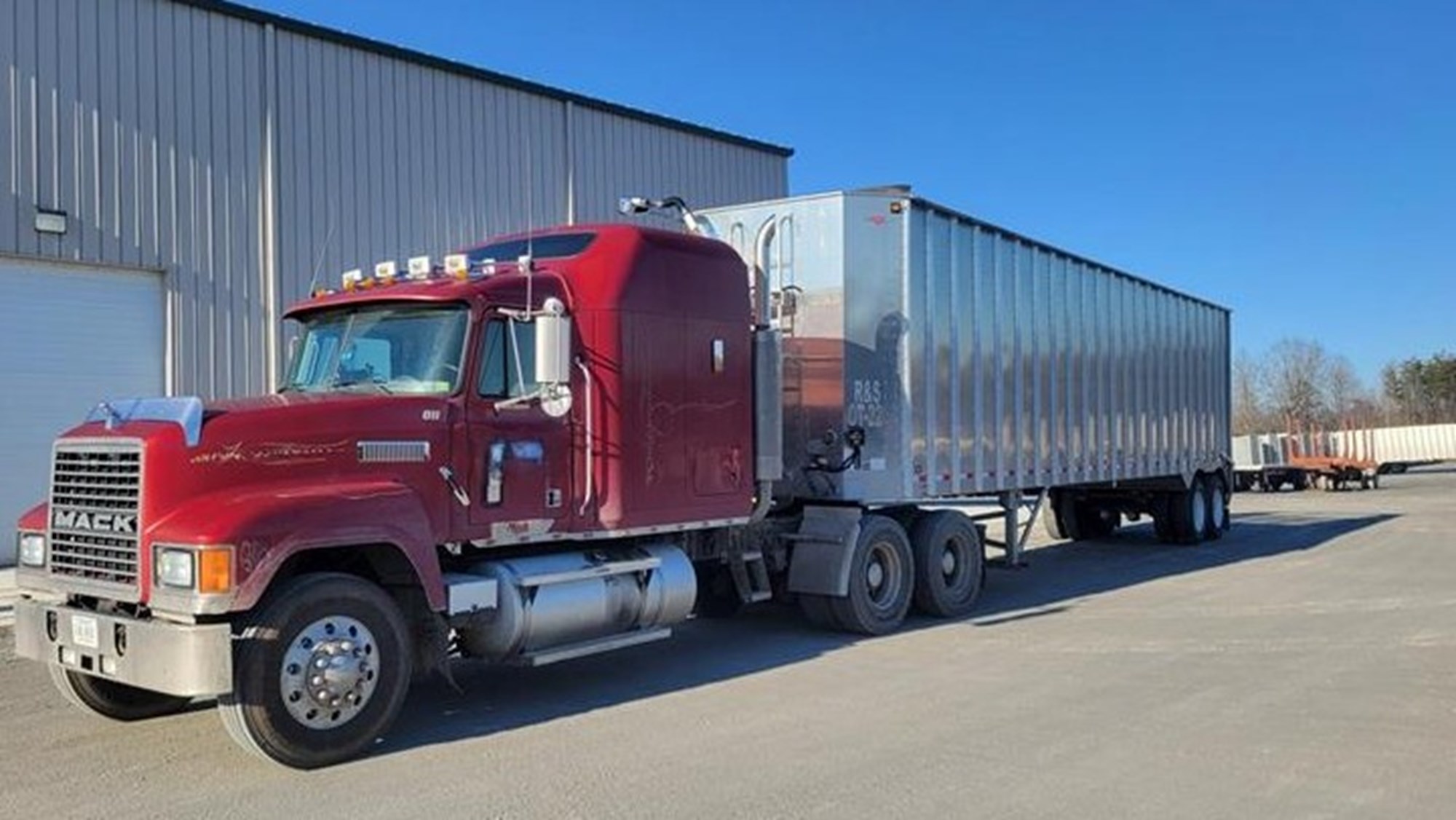 2002 Mack CH613 - image 1 of 6