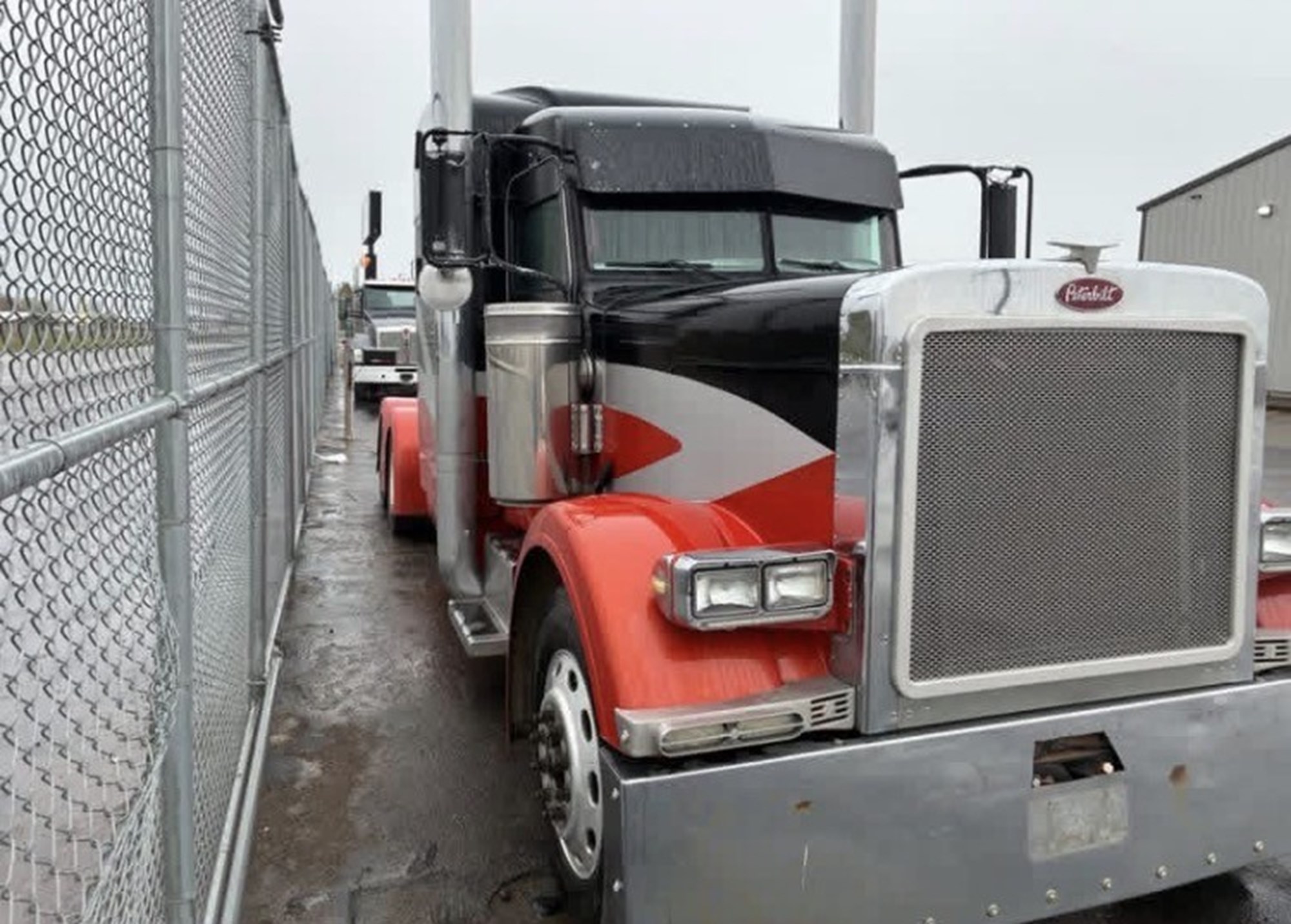 2007 Peterbilt 379 - image 4 of 5