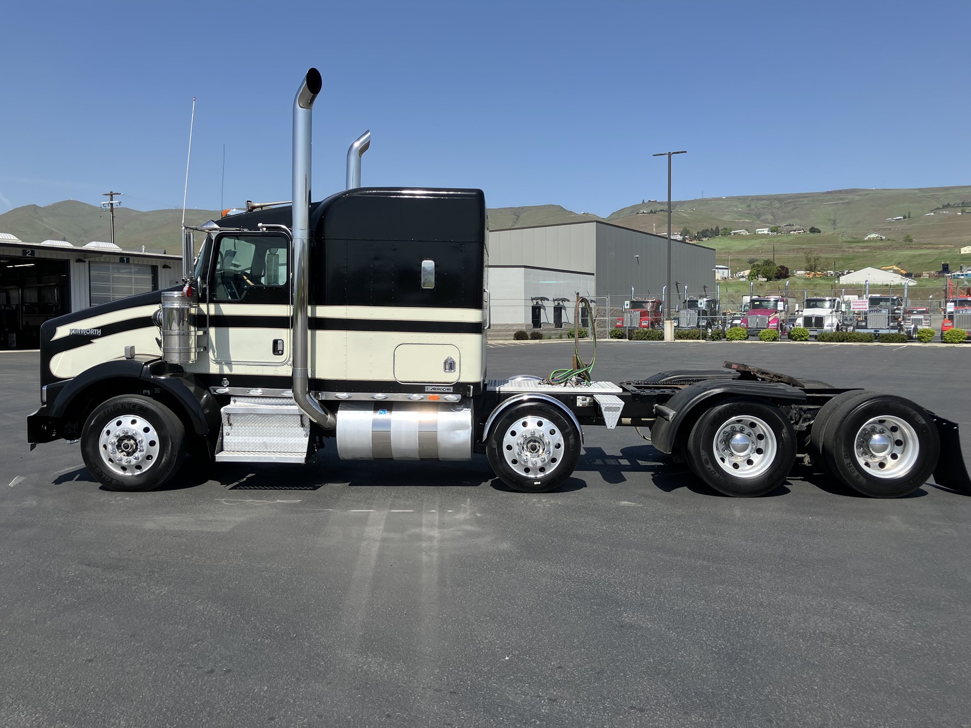 2007 Kenworth T800 - image 3 of 6