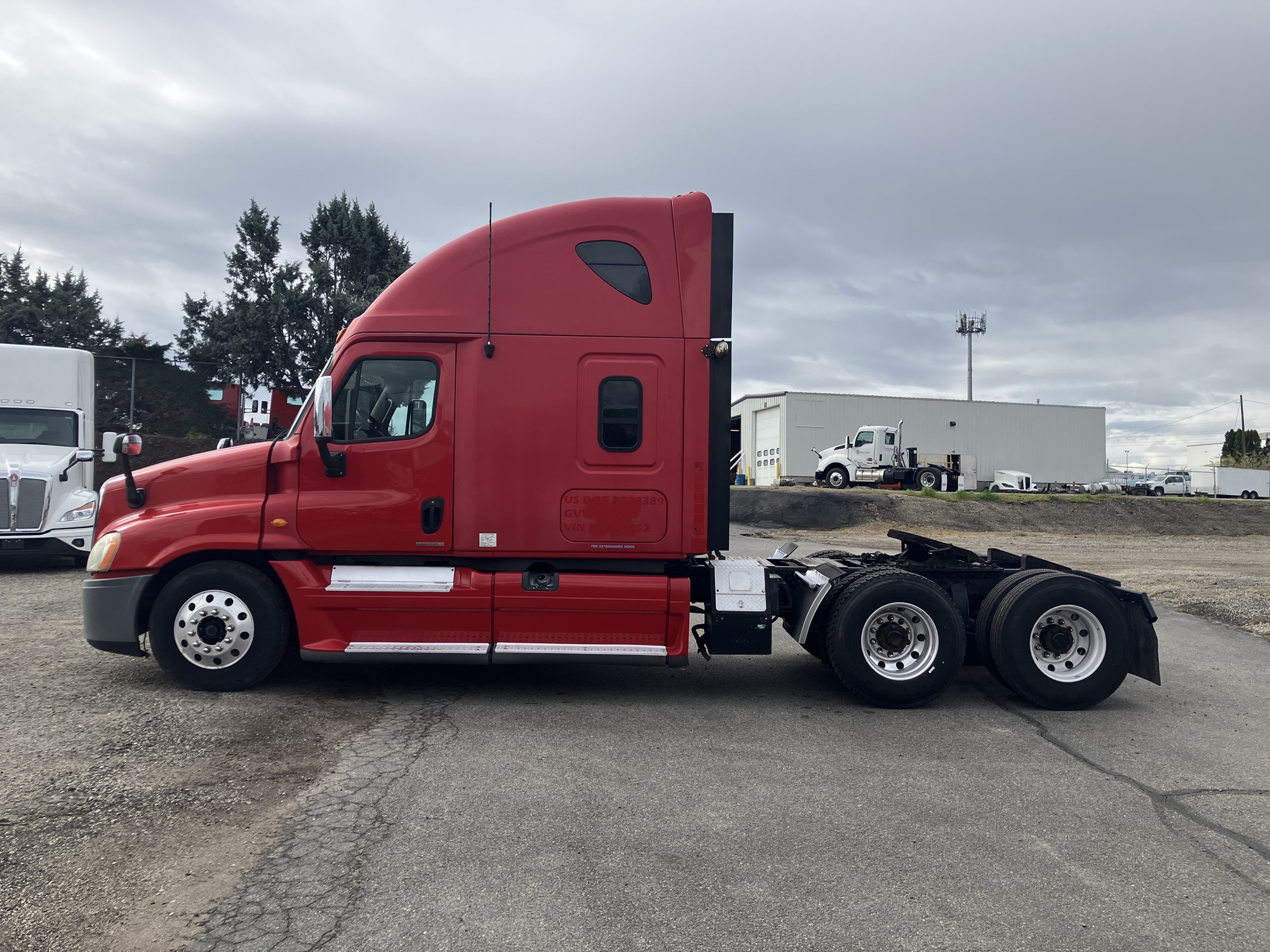 2011 Freightliner Cascadia - image 2 of 2