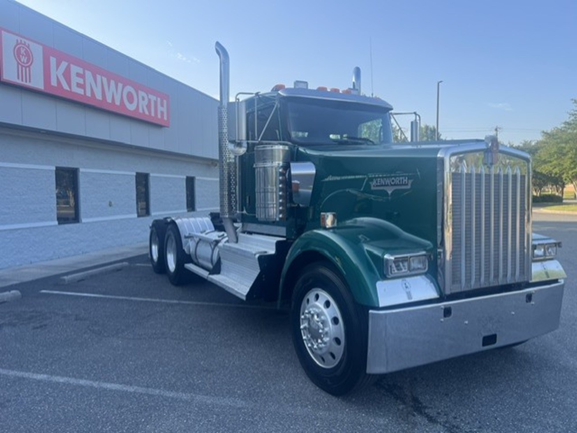 2014 Kenworth W900L - image 2 of 6