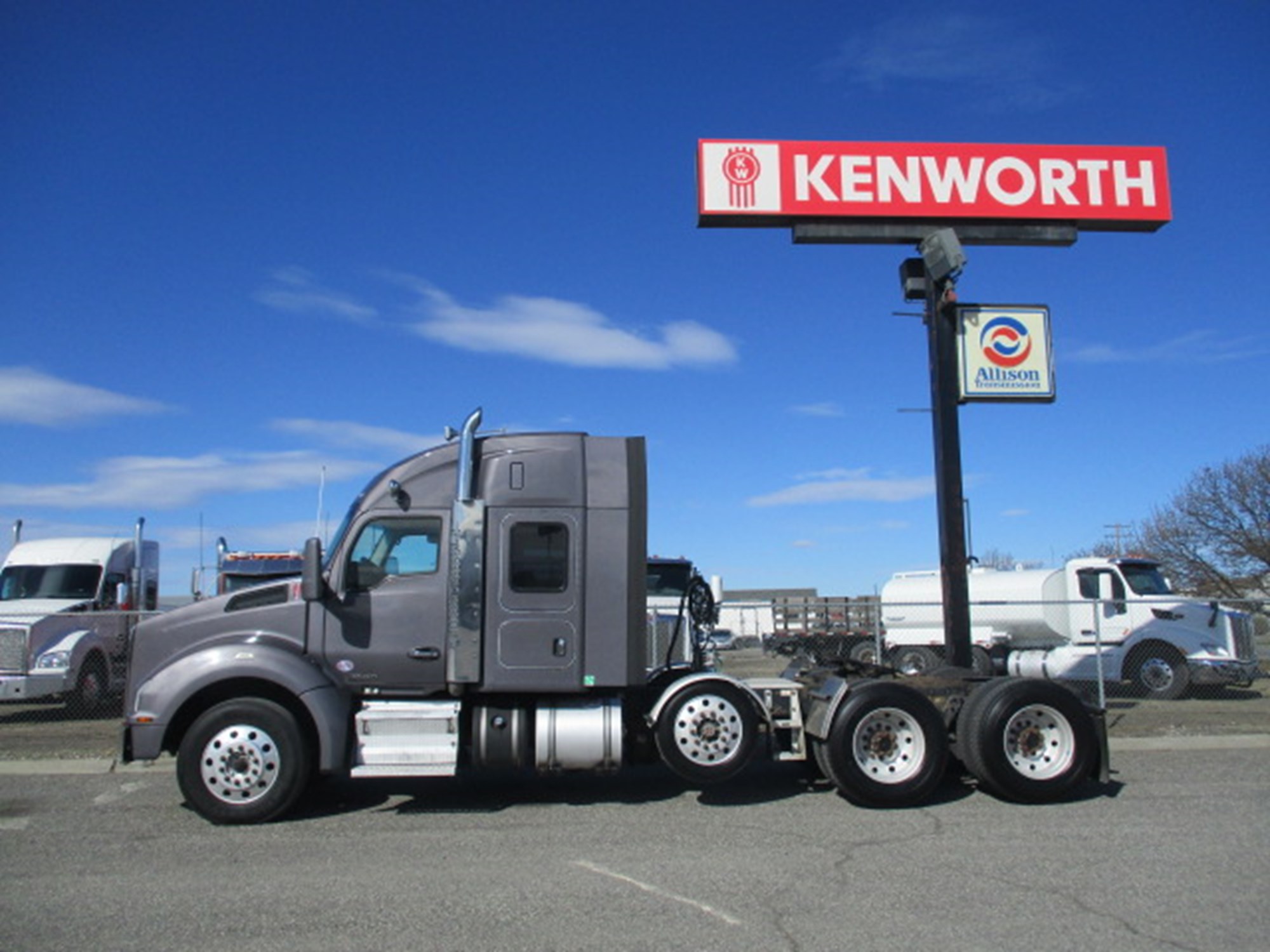 2016 Kenworth T880 - image 3 of 6