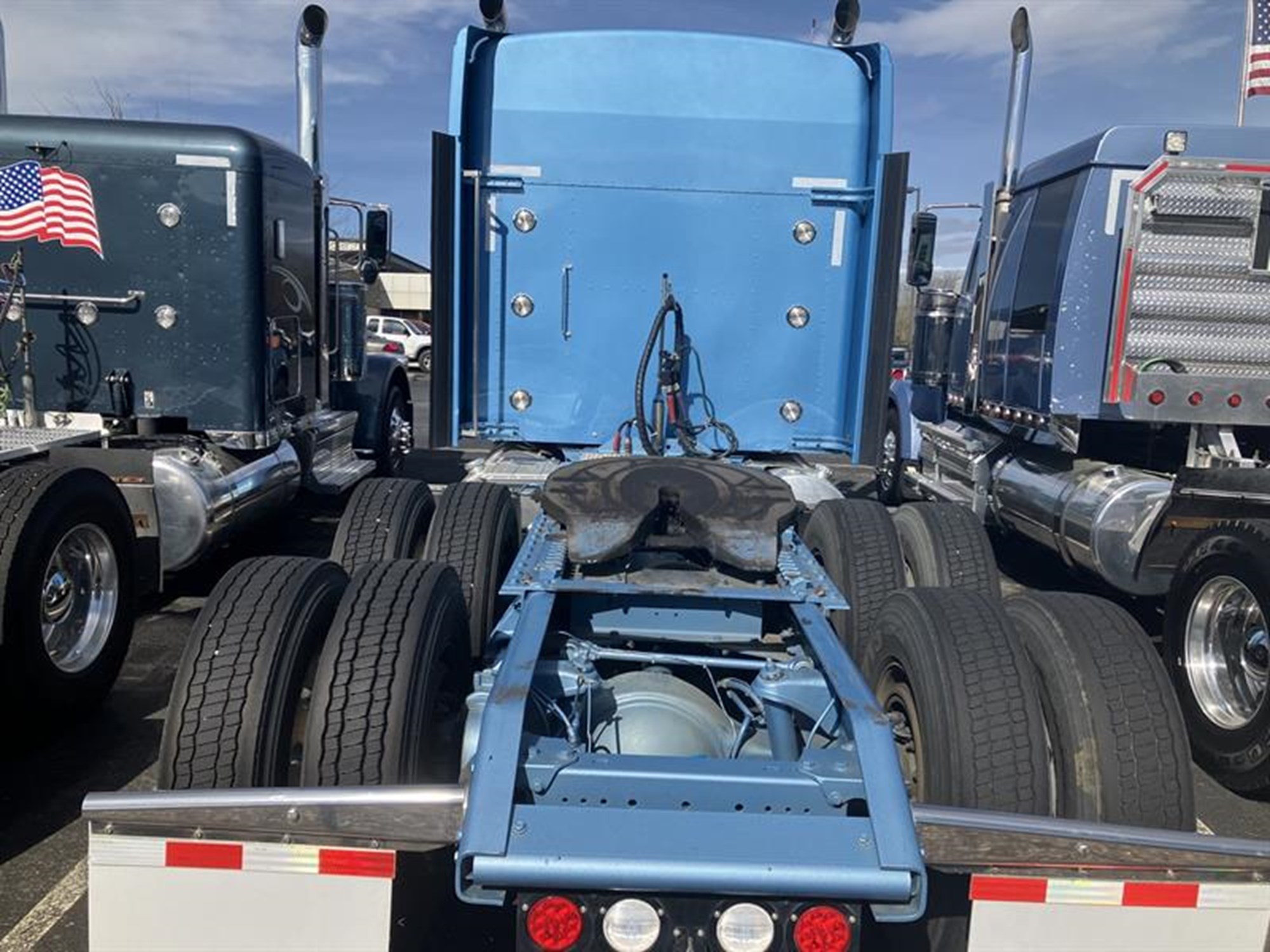 2023 Kenworth W900L - image 2 of 2