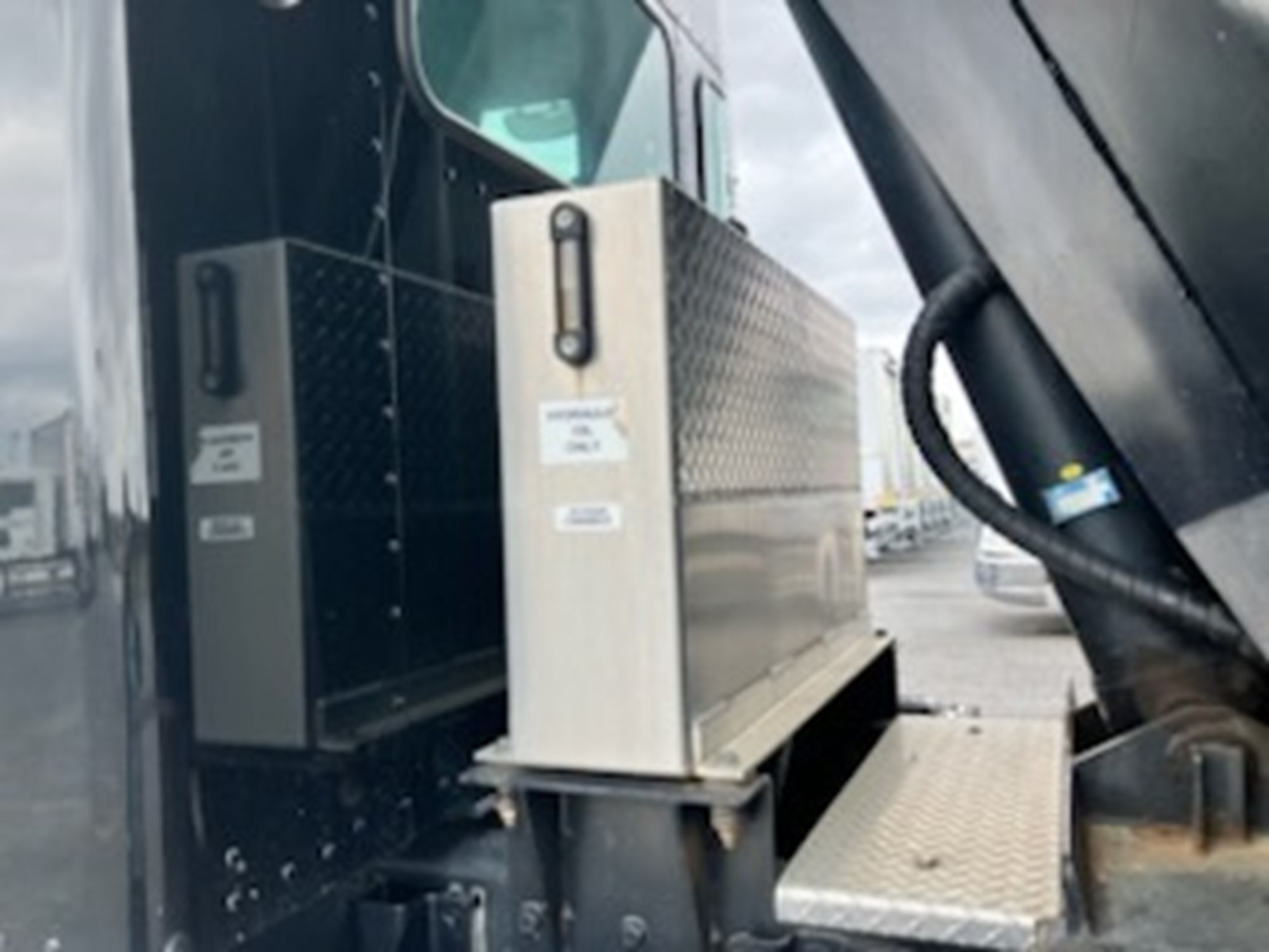 2018 Kenworth T370 - image 5 of 6