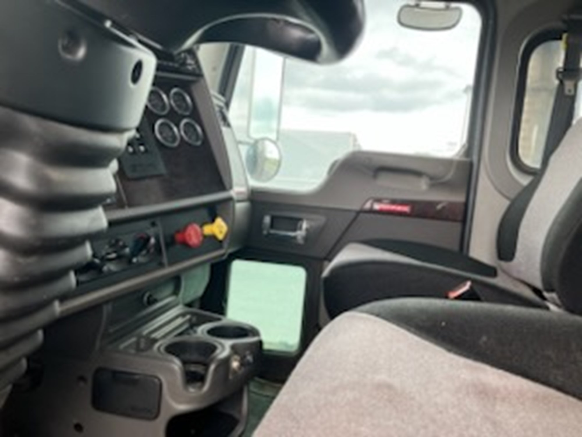 2018 Kenworth T370 - image 6 of 6