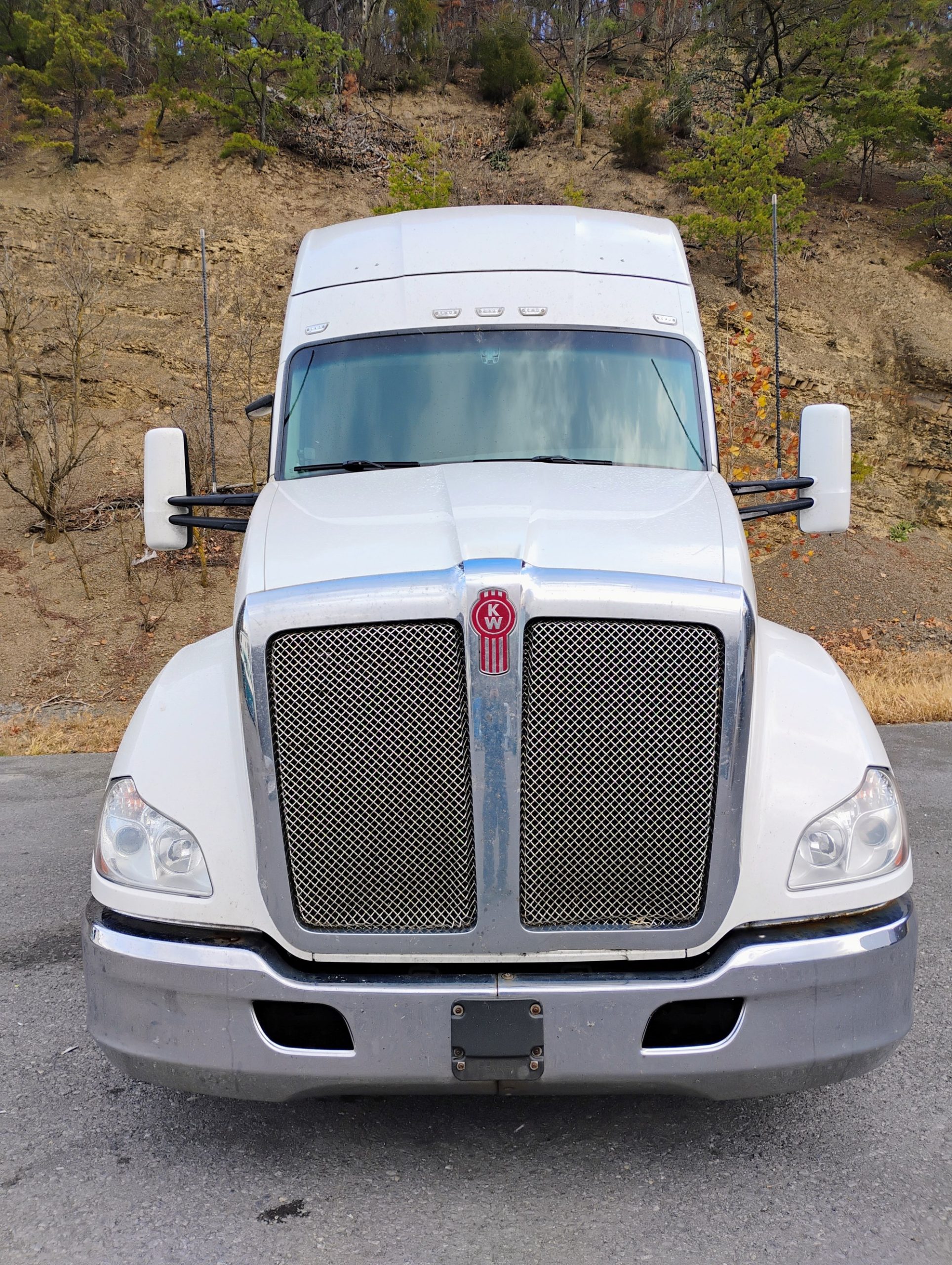 2019 Kenworth T680 - image 3 of 6