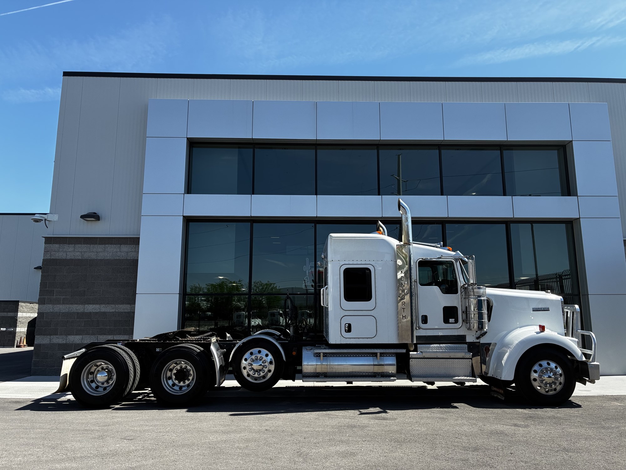 2019 Kenworth W900L - image 2 of 6