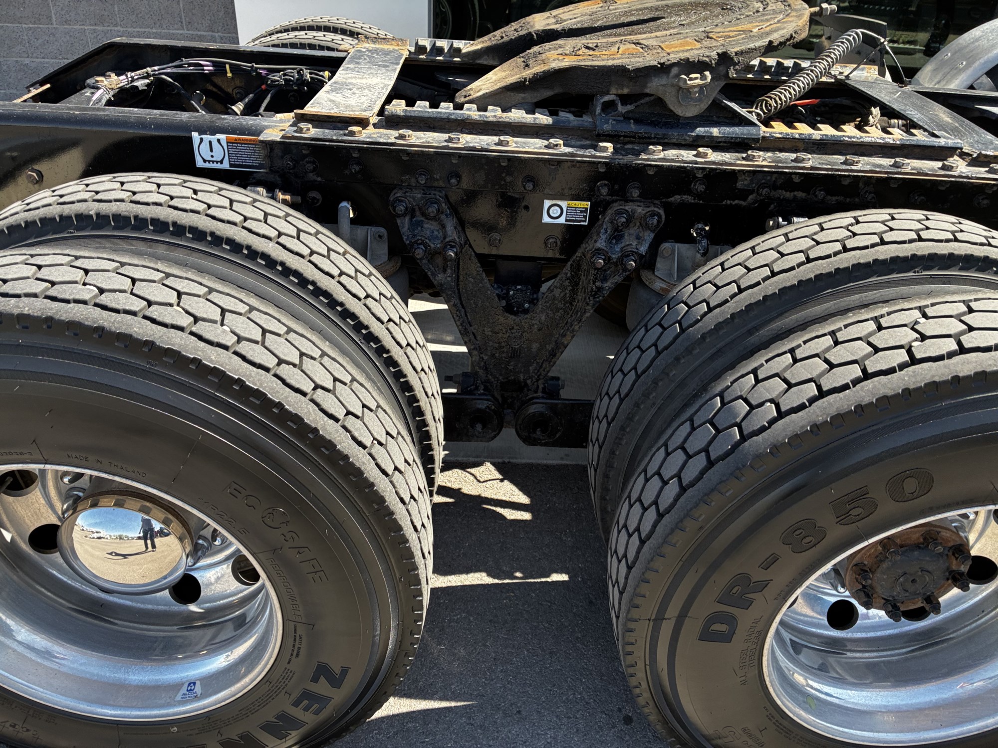 2019 Kenworth W900L - image 3 of 6