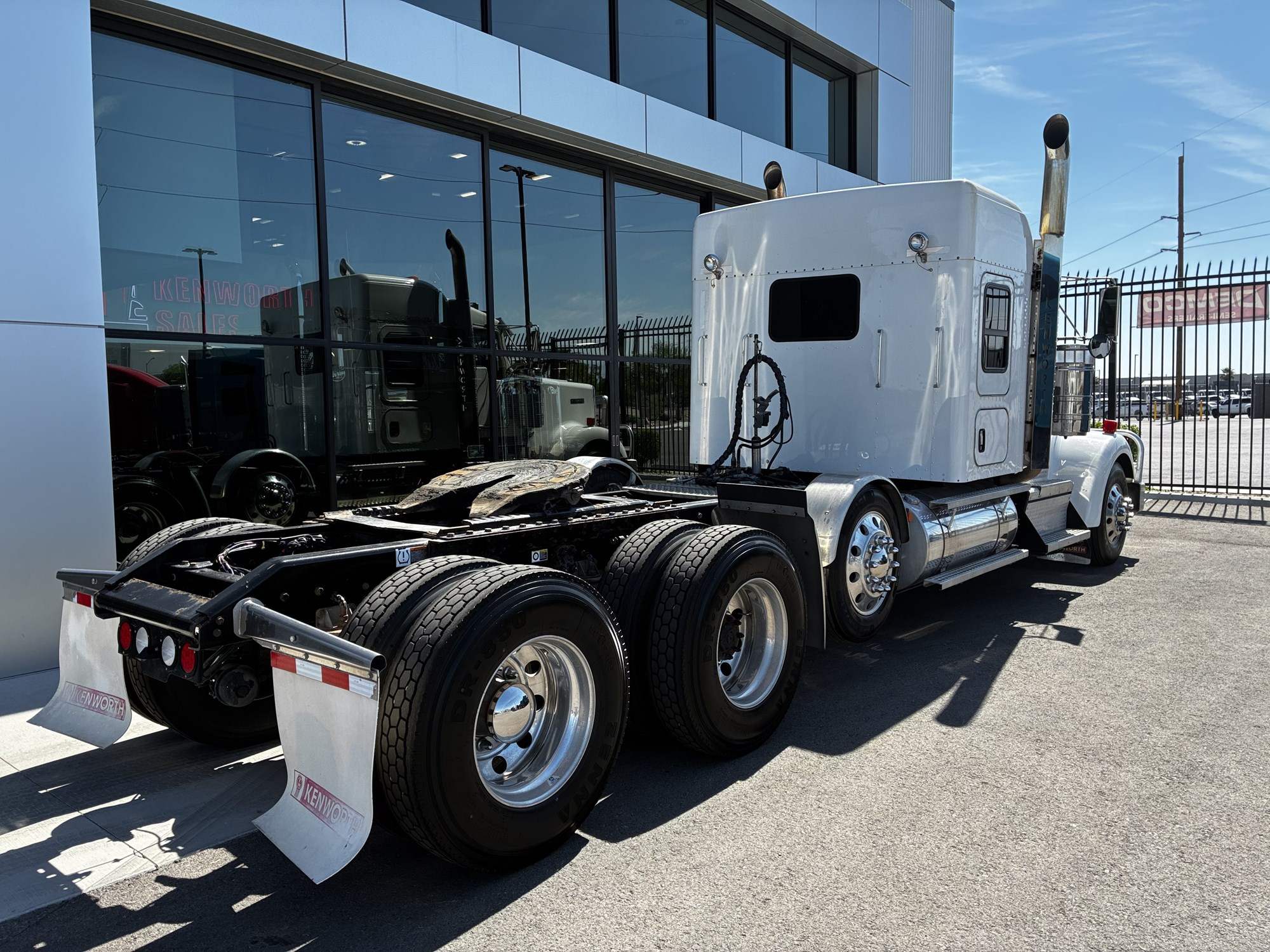 2019 Kenworth W900L - image 4 of 6