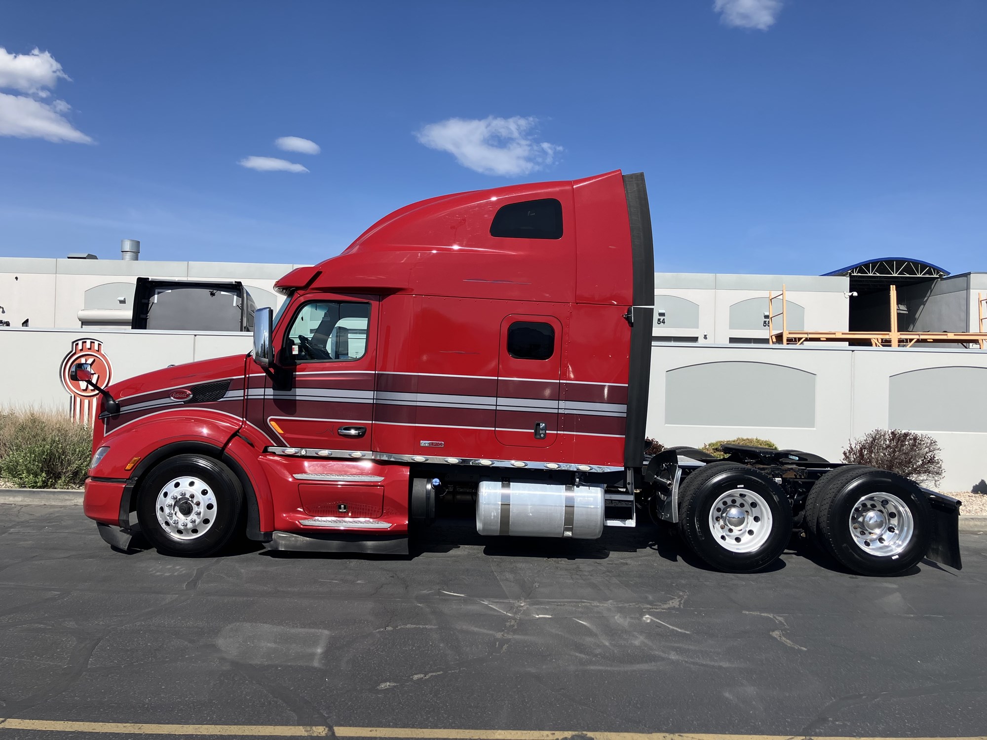 2020 Peterbilt 579 - image 1 of 6