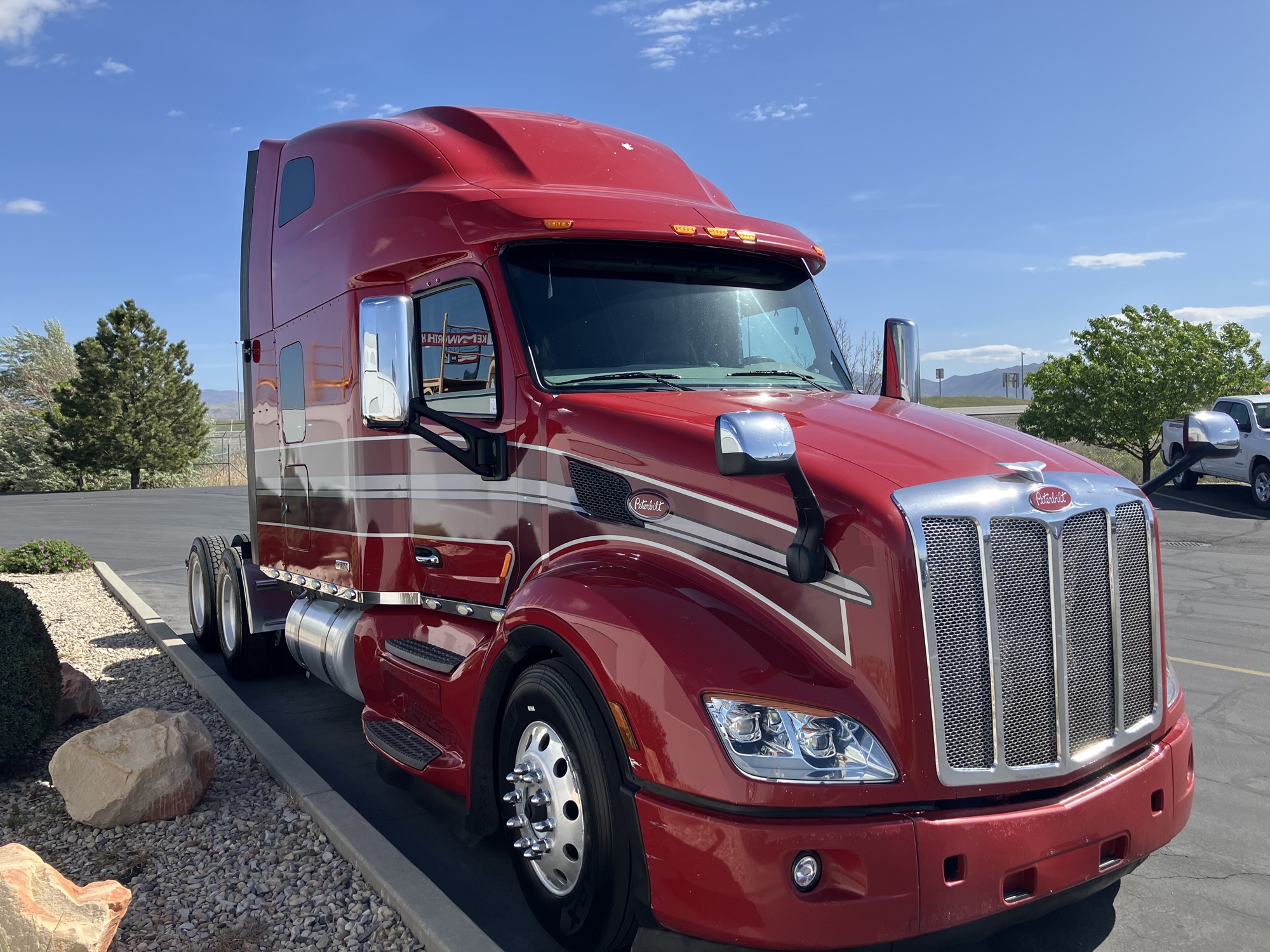 2020 Peterbilt 579 - image 4 of 6