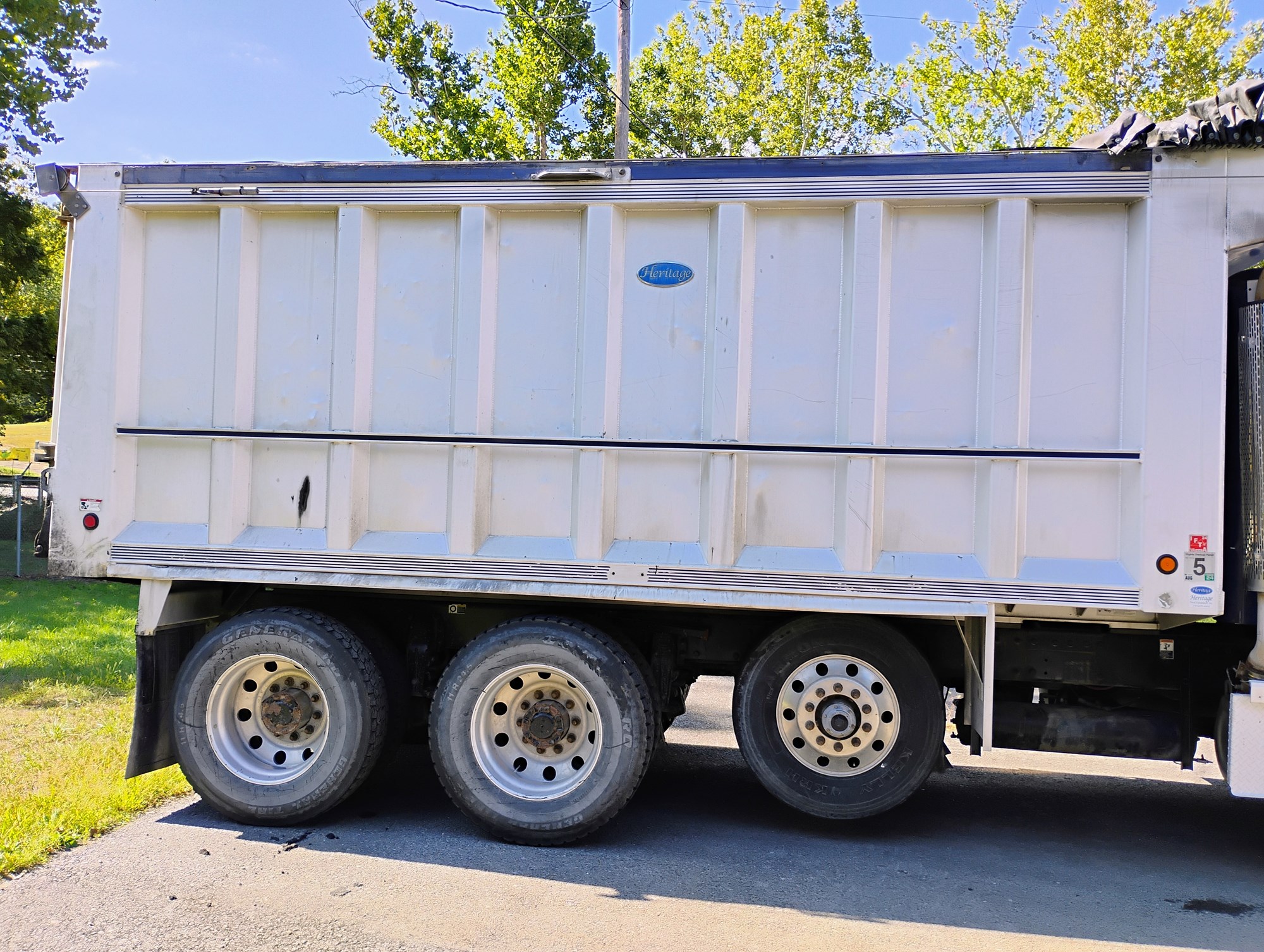 2020 Peterbilt 389 - image 5 of 6