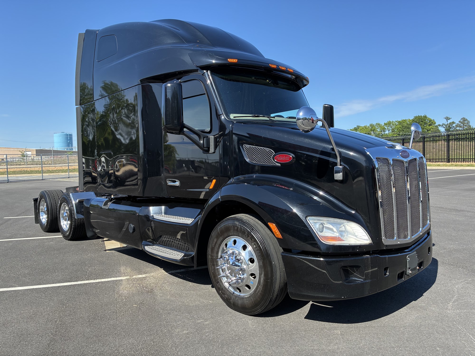2020 Peterbilt 579 - image 3 of 6