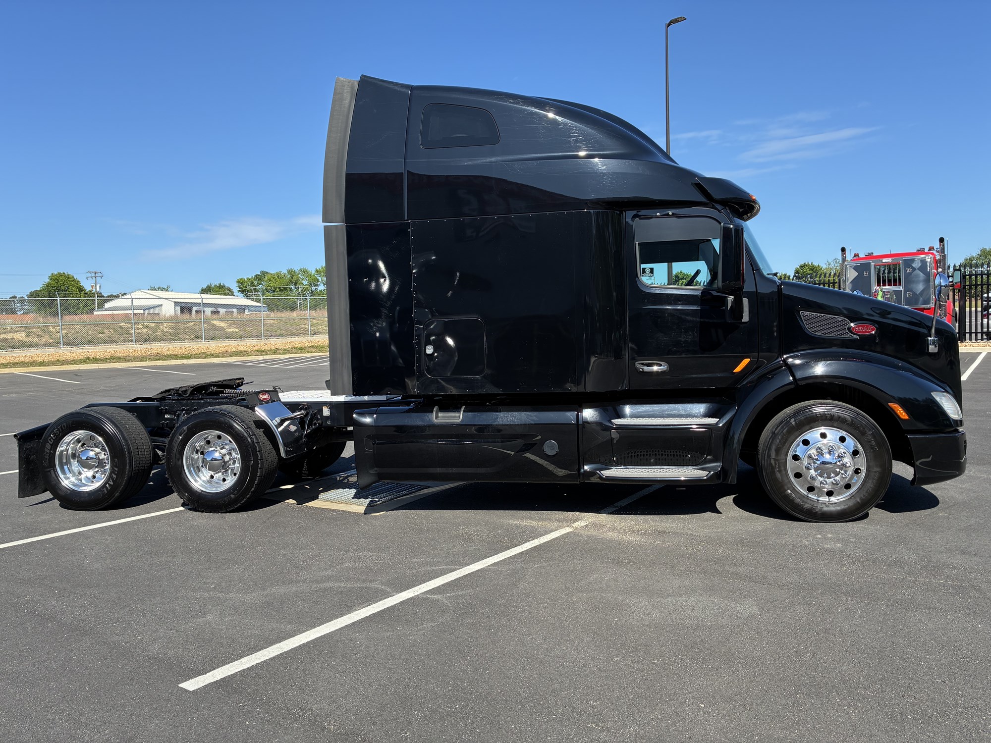 2020 Peterbilt 579 - image 4 of 6