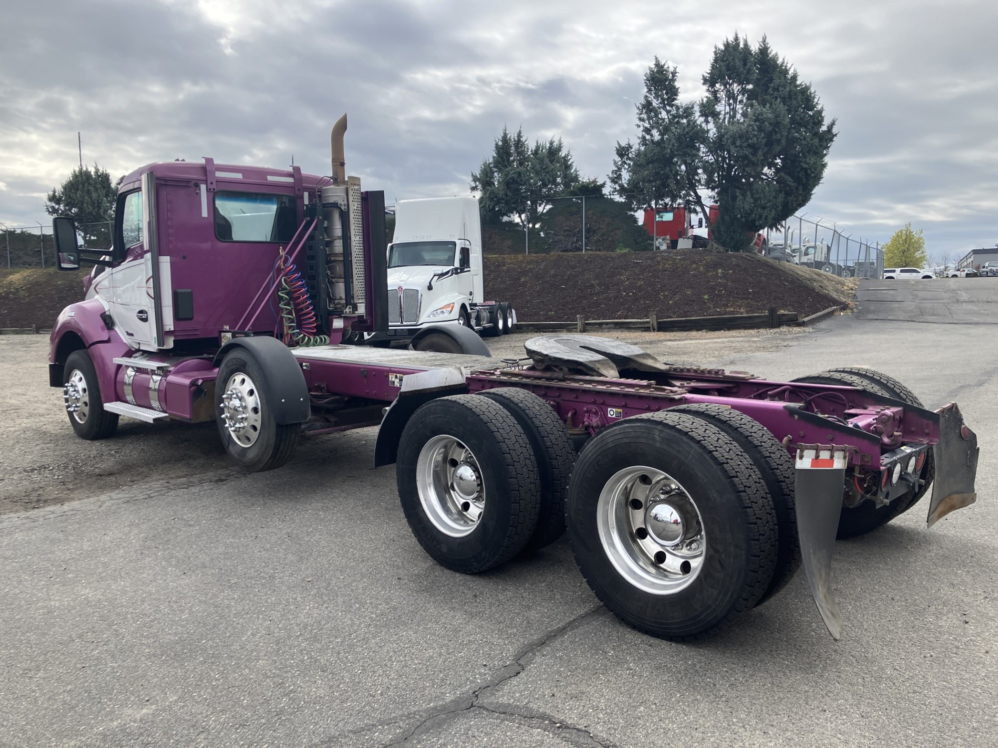 2020 Kenworth T880 - image 3 of 6