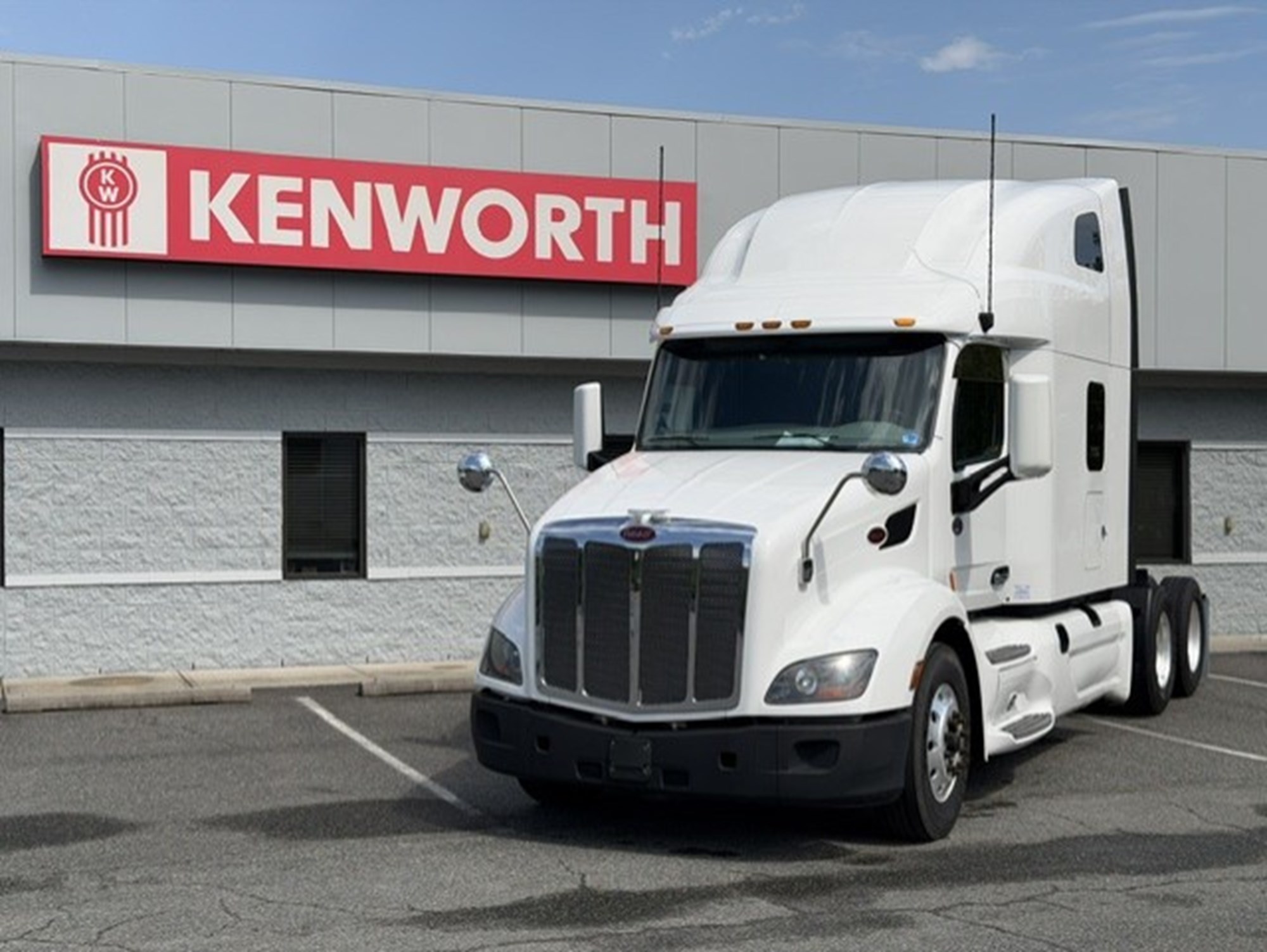2021 Peterbilt 579 - image 1 of 6