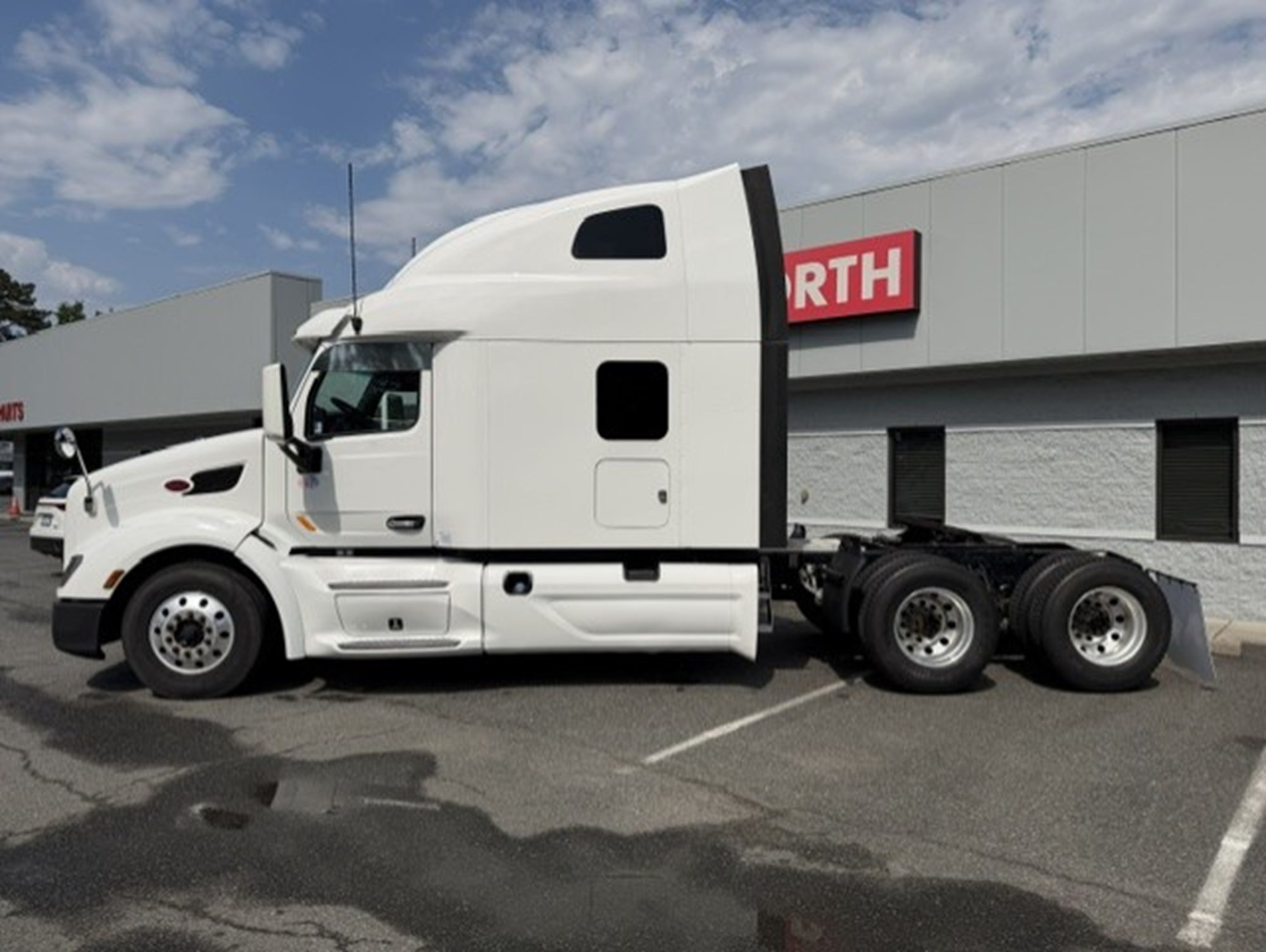 2021 Peterbilt 579 - image 2 of 6