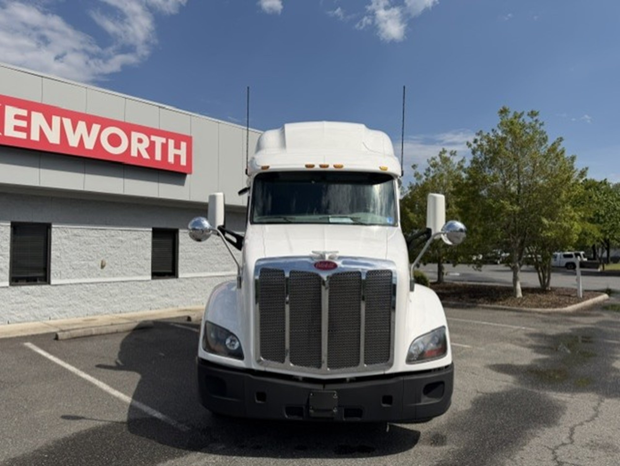2021 Peterbilt 579 - image 3 of 6