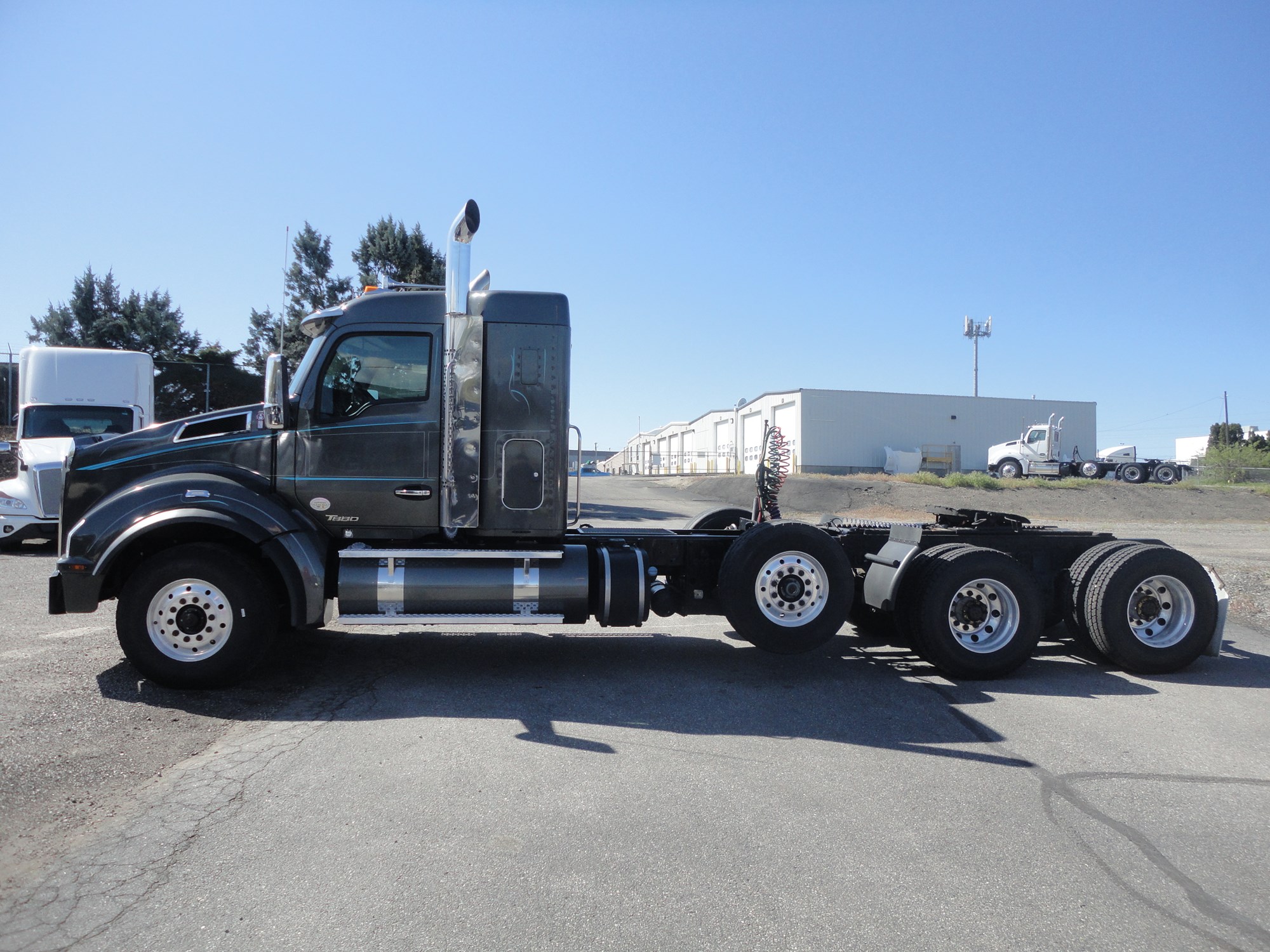 2021 Kenworth T880 - image 2 of 6