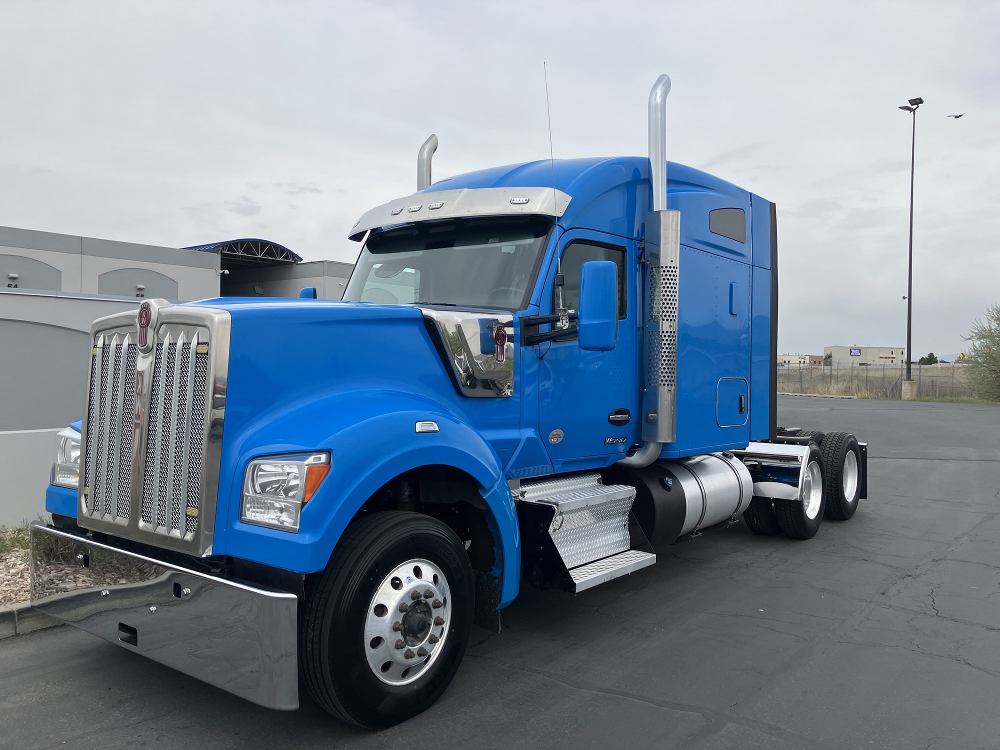 2022 Kenworth W990 - image 2 of 6