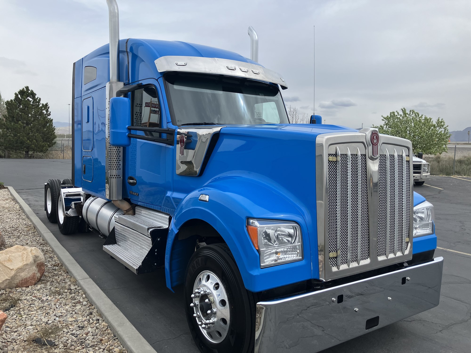 2022 Kenworth W990 - image 4 of 6