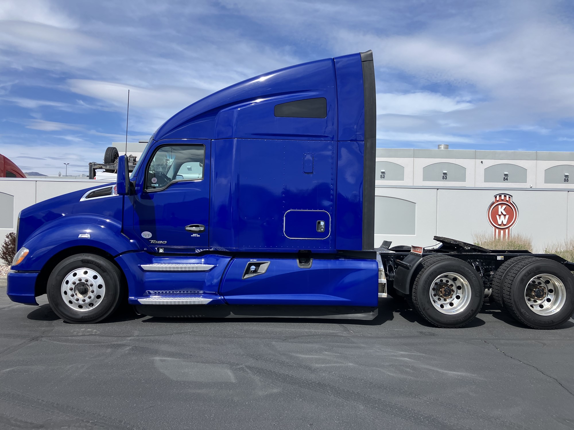 2022 Kenworth T680 - image 2 of 6