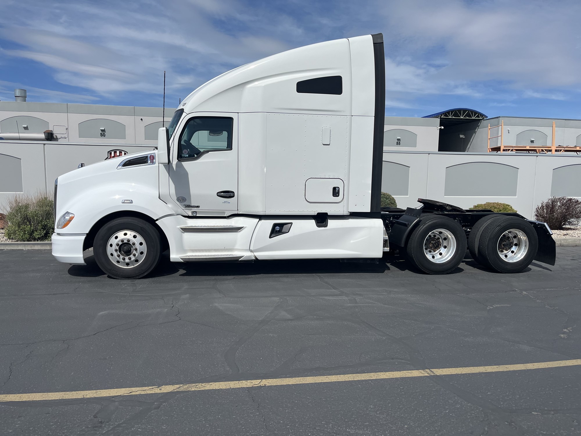 2022 Kenworth T680 - image 1 of 6