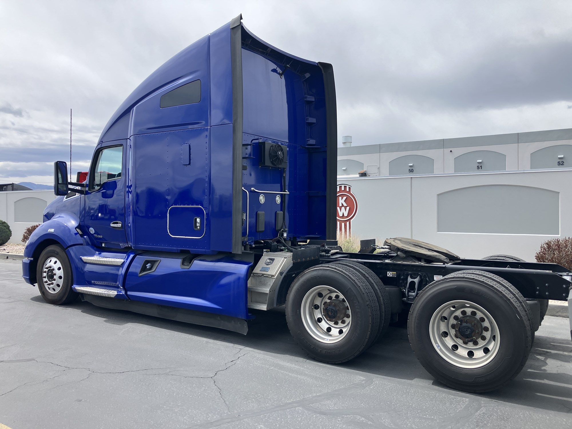 2022 Kenworth T680 - image 3 of 6