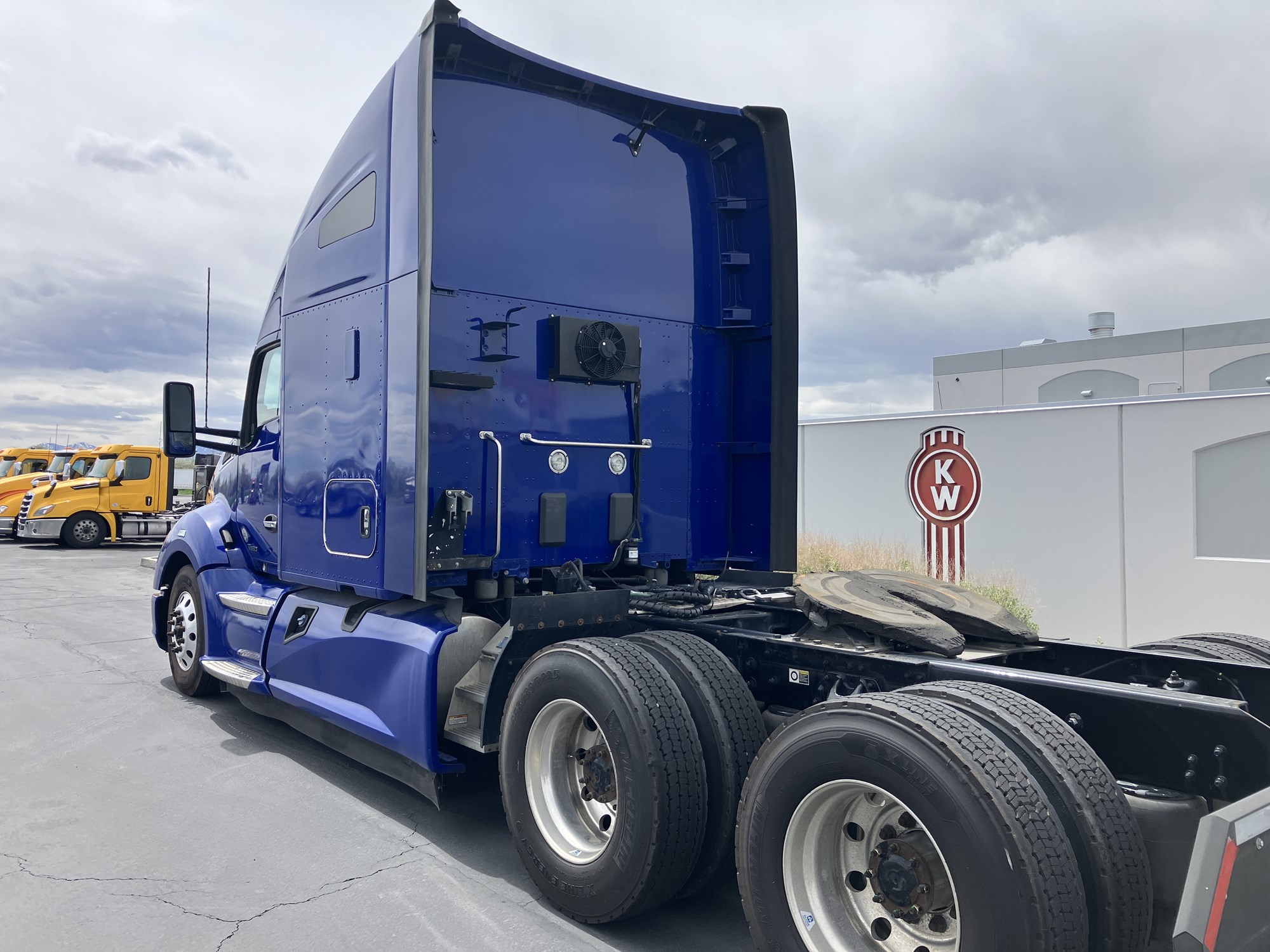 2022 Kenworth T680 - image 4 of 6