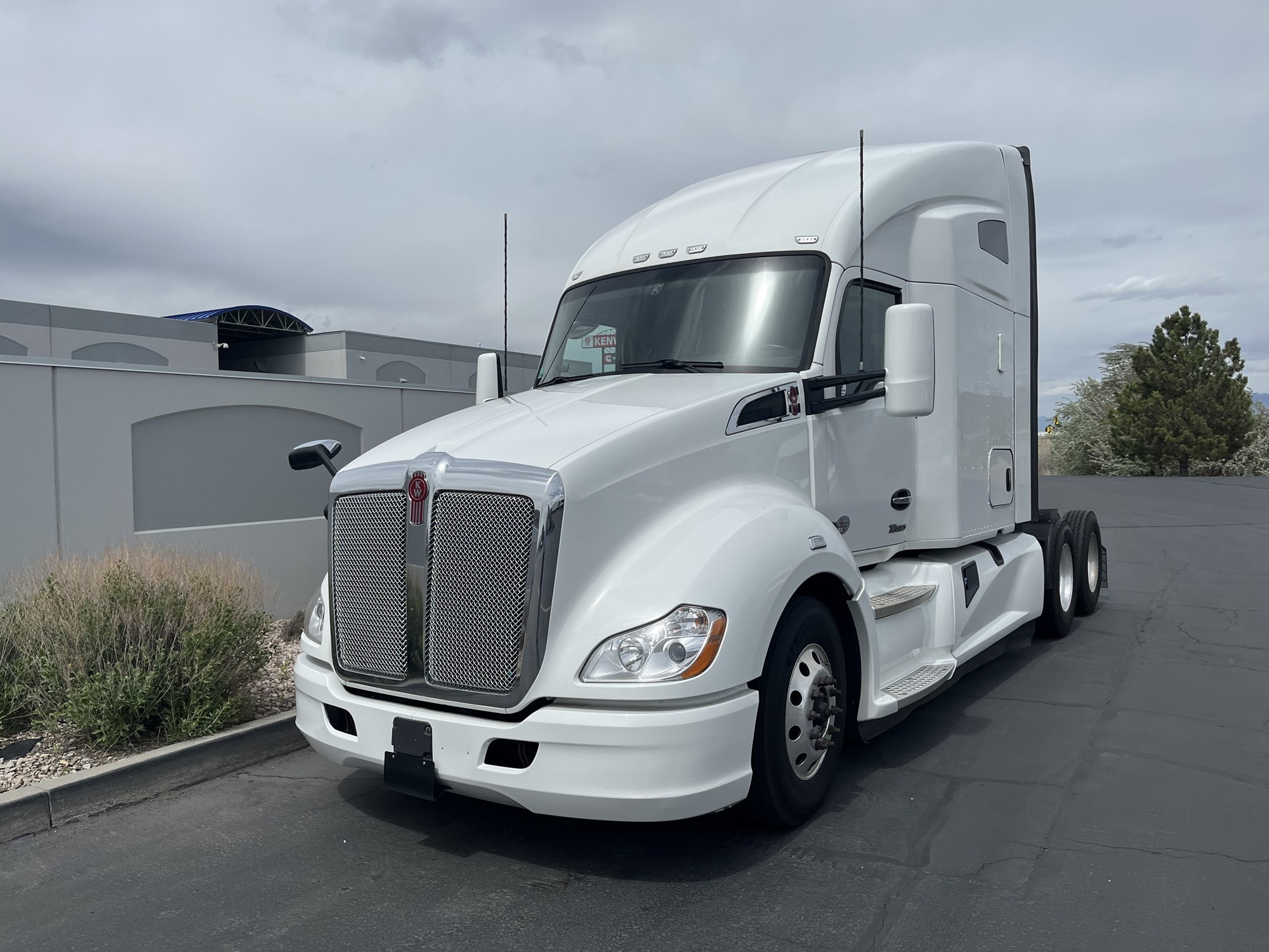 2022 Kenworth T680 - image 2 of 6