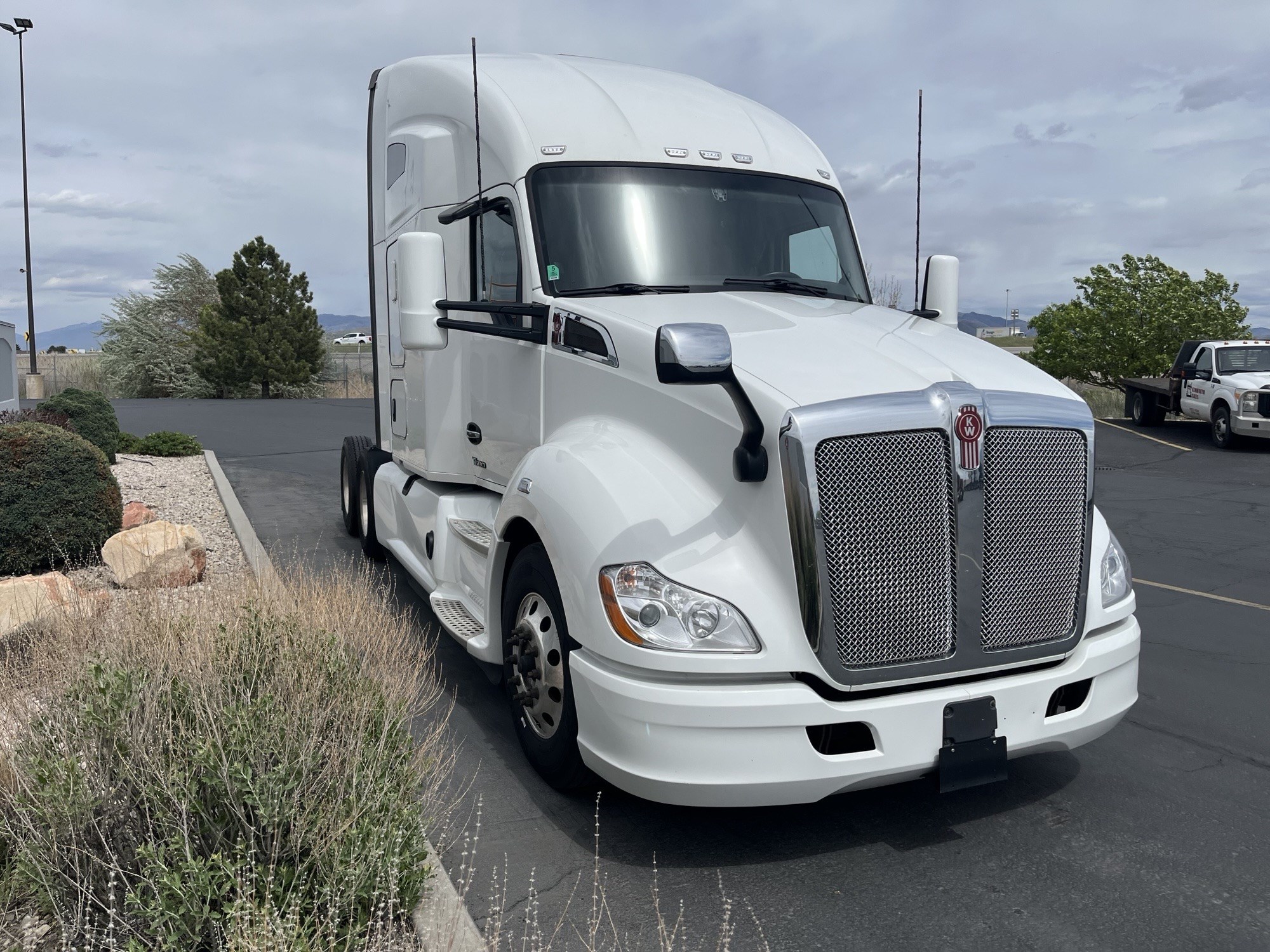 2022 Kenworth T680 - image 3 of 6