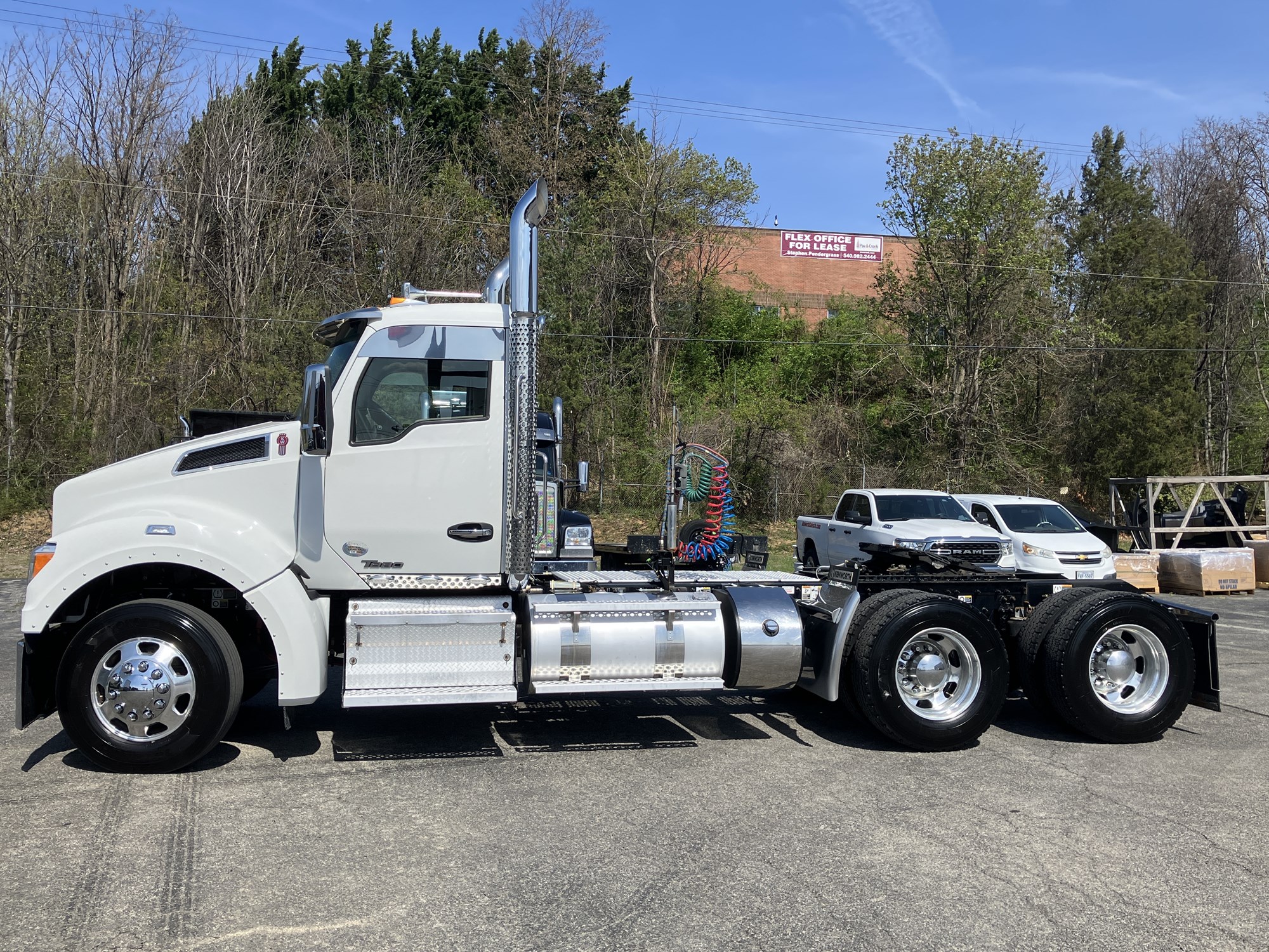 2022 Kenworth T880 - image 2 of 6